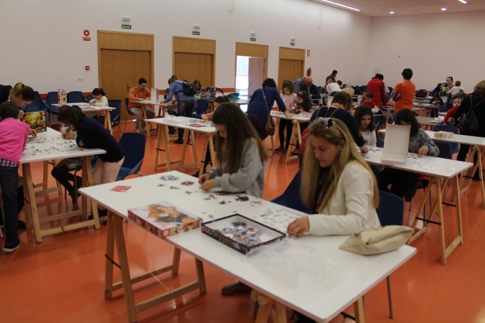 Participantes  de todas las edades y en familia en la actividad.