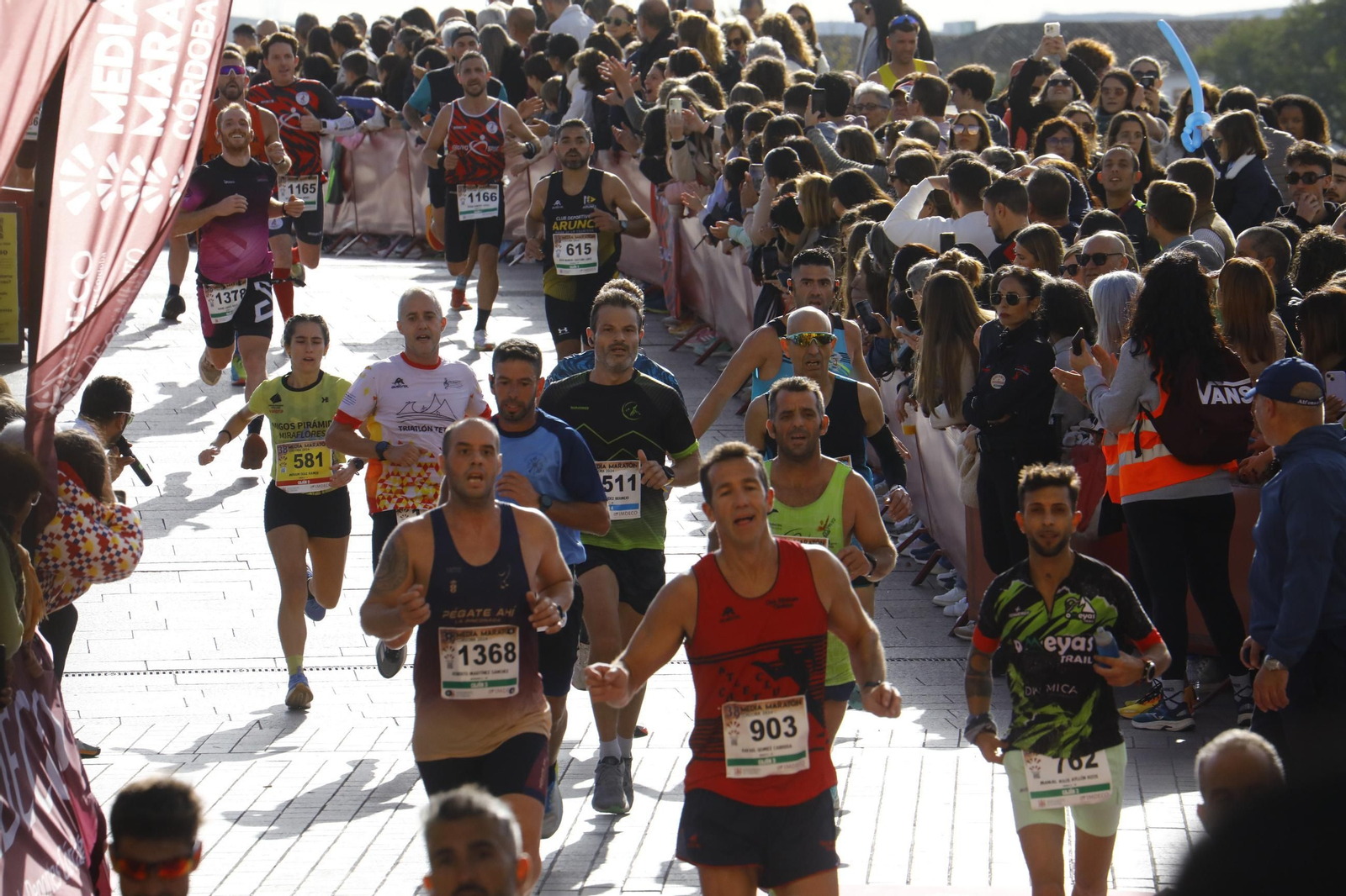 La gloria de cruzar la Puerta del Puente: las fotos de la línea de meta de la Media Maratón de Córdoba 2024