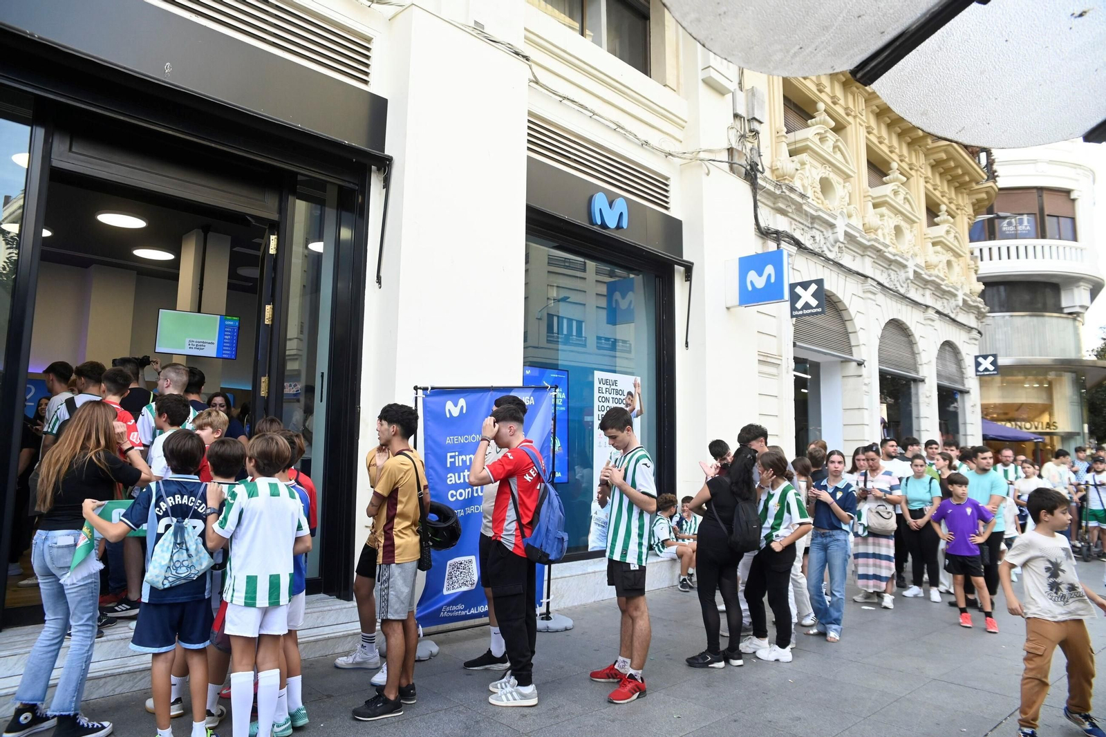 La pasión por el Córdoba CF se traslada a Las Tendillas en la firma de autógrafos de Isma Ruiz y Kevin Medina