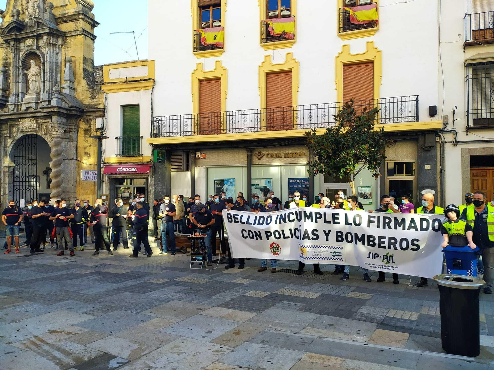 Concentración de policías y bomberos ante las puertas del Ayuntamiento de Córdoba. Concentración de policías y bomberos ante las puertas del Ayuntamiento de Córdoba.