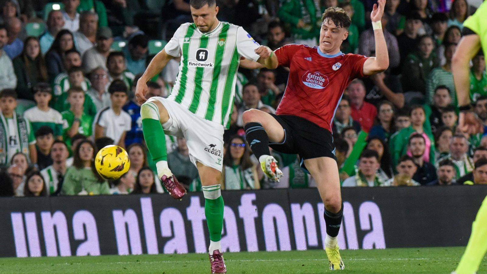 Guido Rodríguez trata de dar un pase presionado por Strand Larsen.