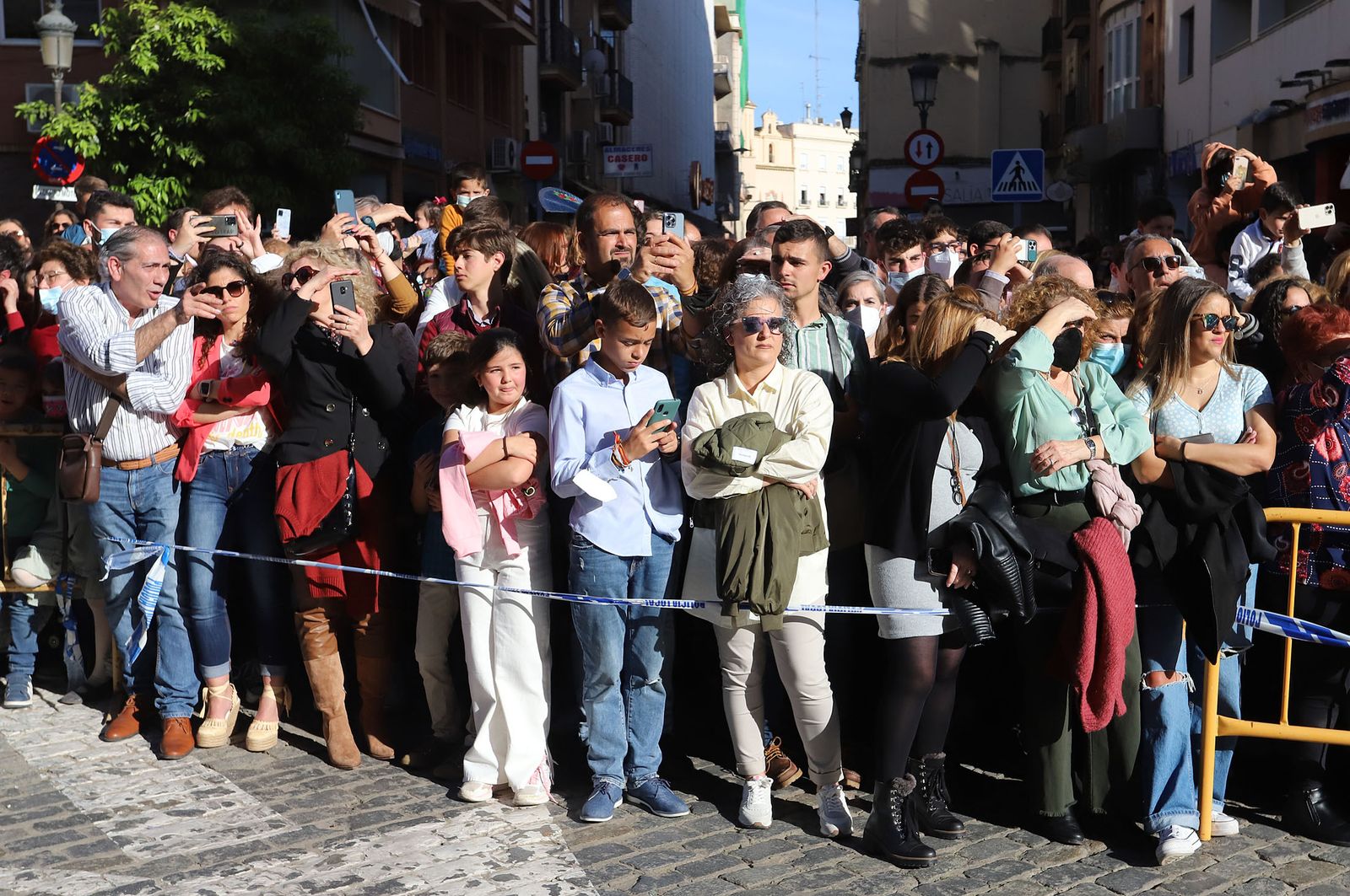 Ambiente en las calles de Huelva para ver la Legión junto al Cristo de la Vera+Cruz