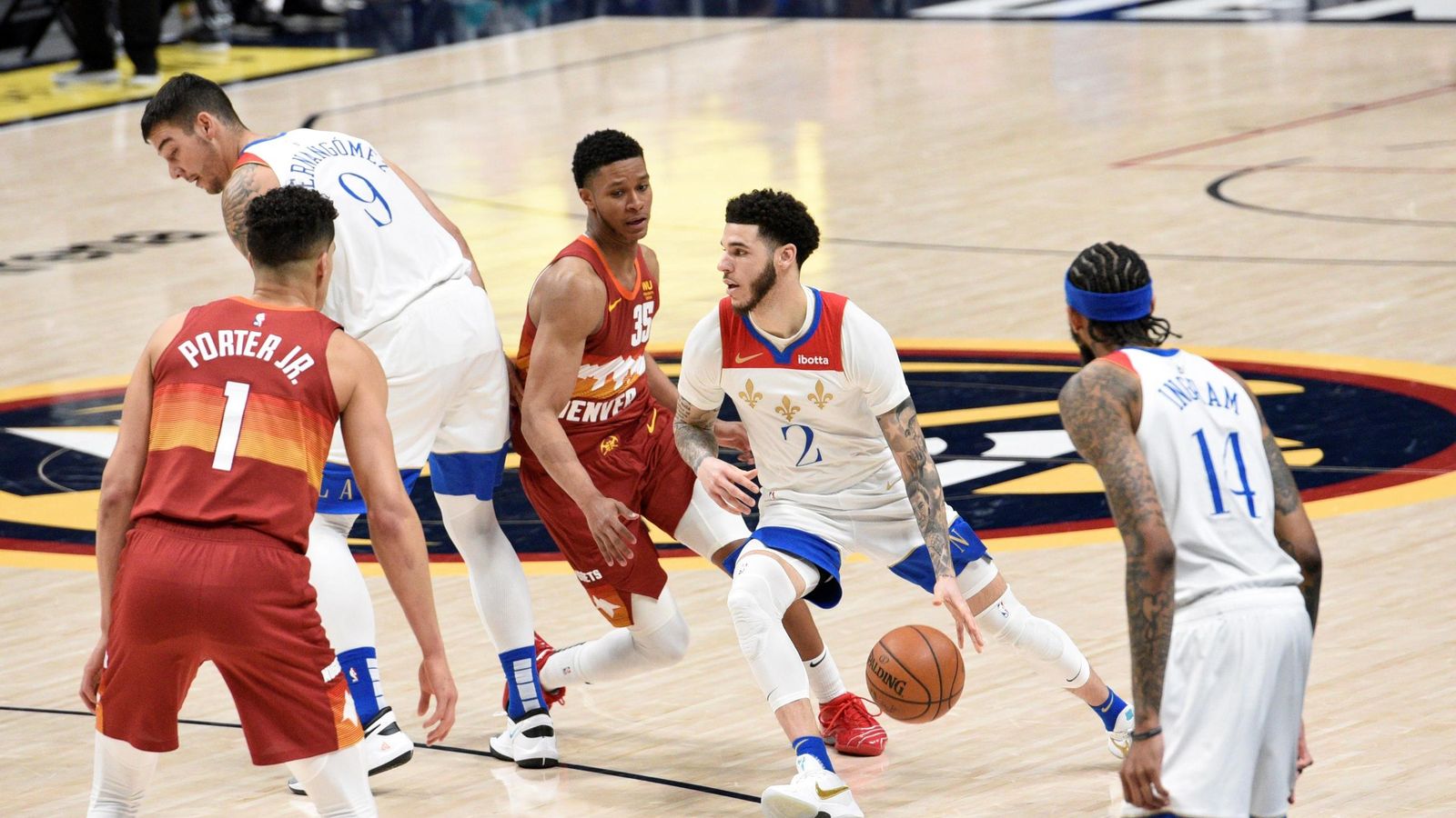 Lonzo Ball avanza con el balón durante un encuentro de su etapa en los New Orleans Pelicans.