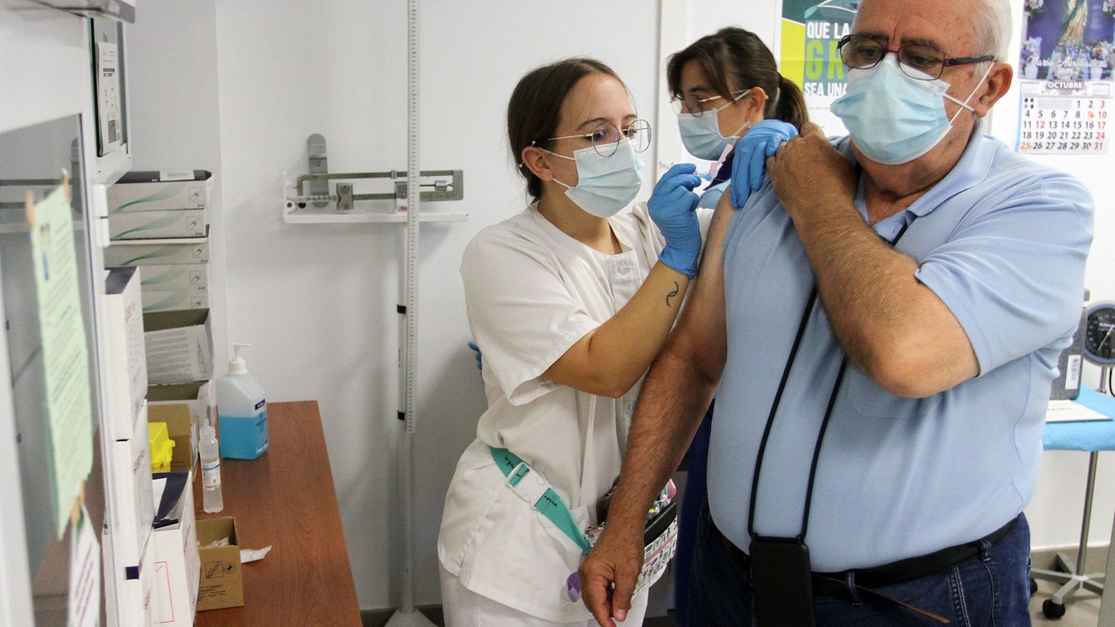 Administración de la vacuna contra la gripe en un centro de salud de Huelva.
