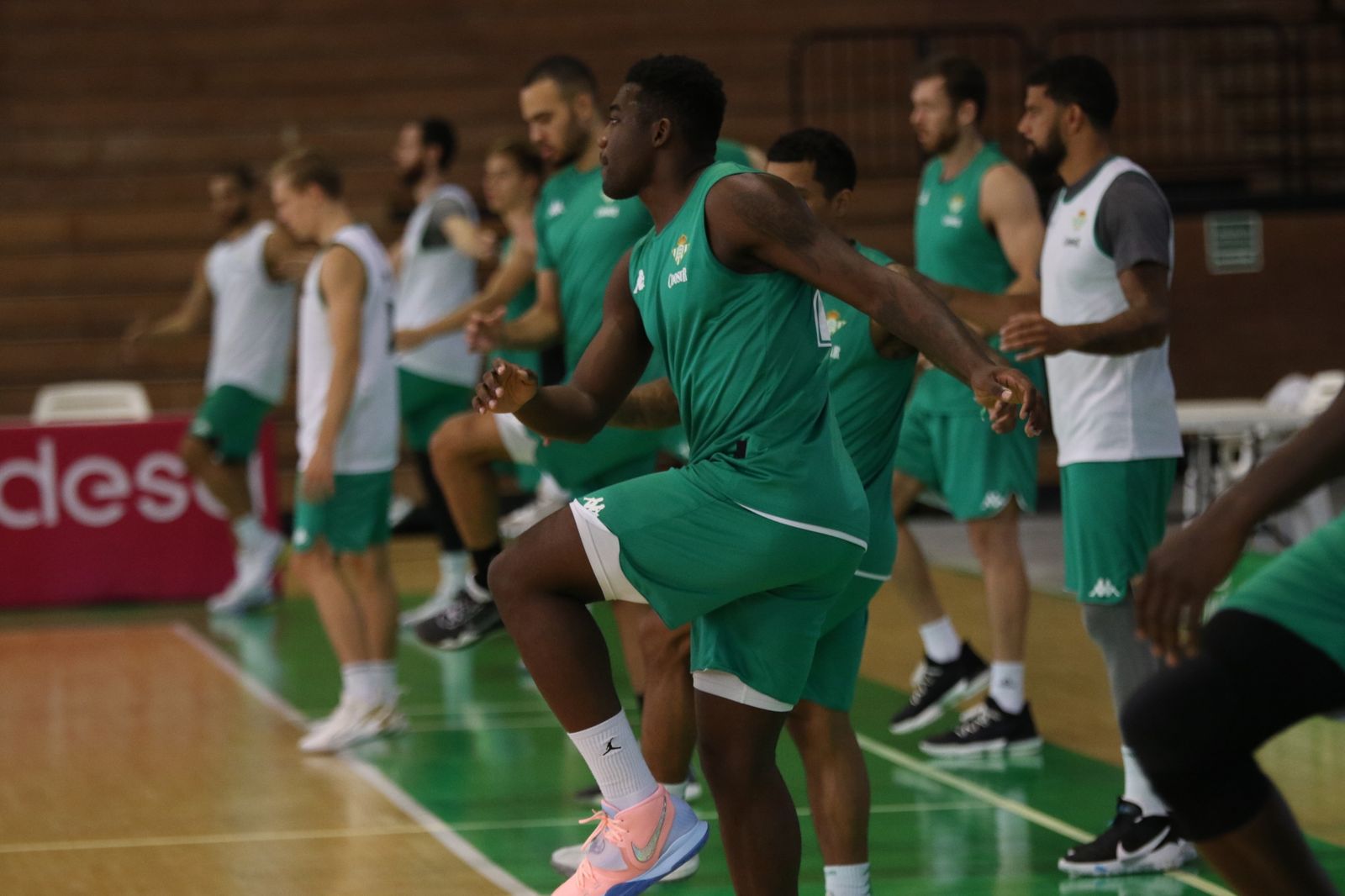 Los jugadores del Coosur Betis, en un entrenamiento con Ouattara en primer plano.