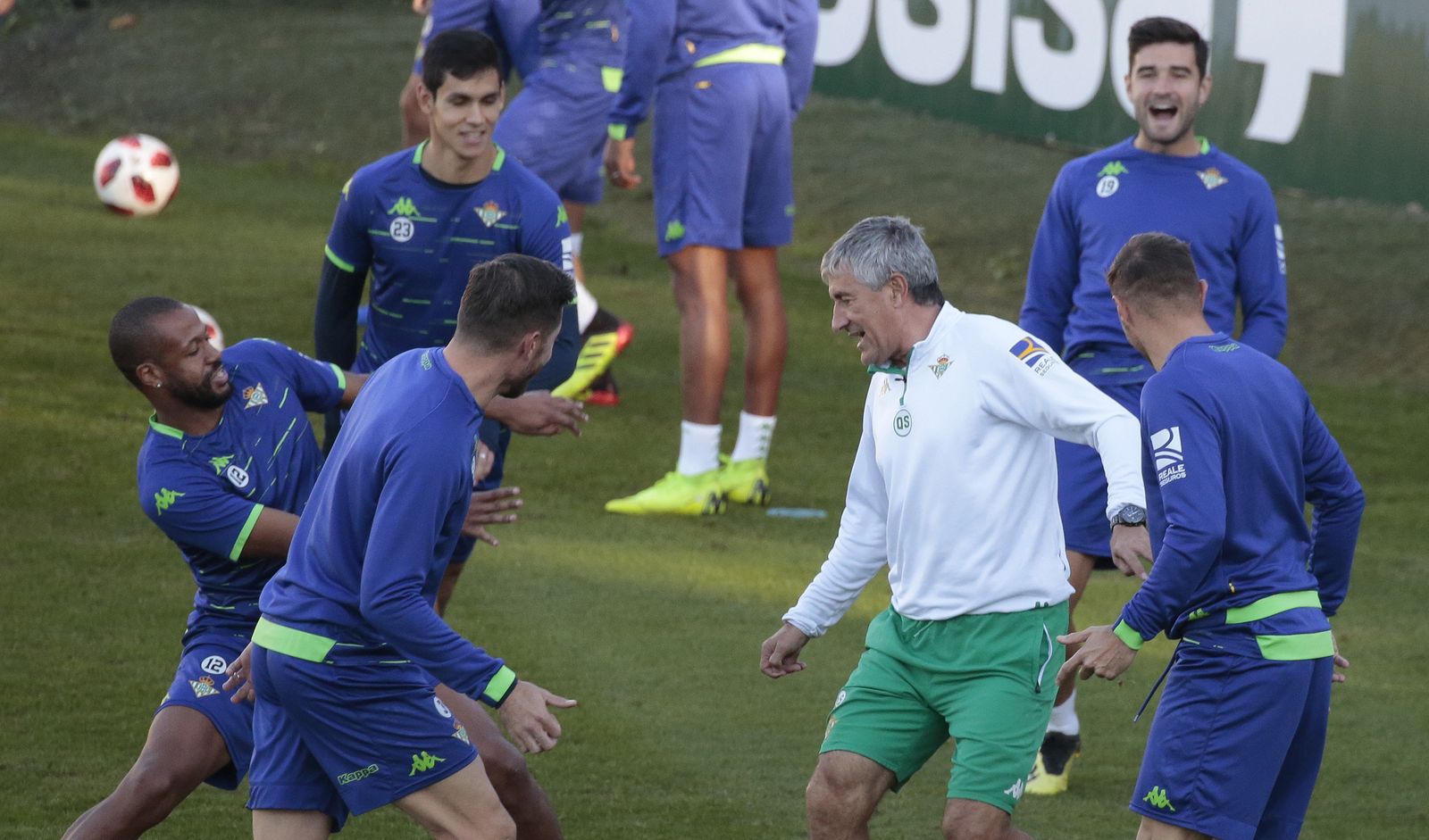 Setién, ayer en un rondo con Javi García, Joaquín, Sidnei, Mandi y Barragán.