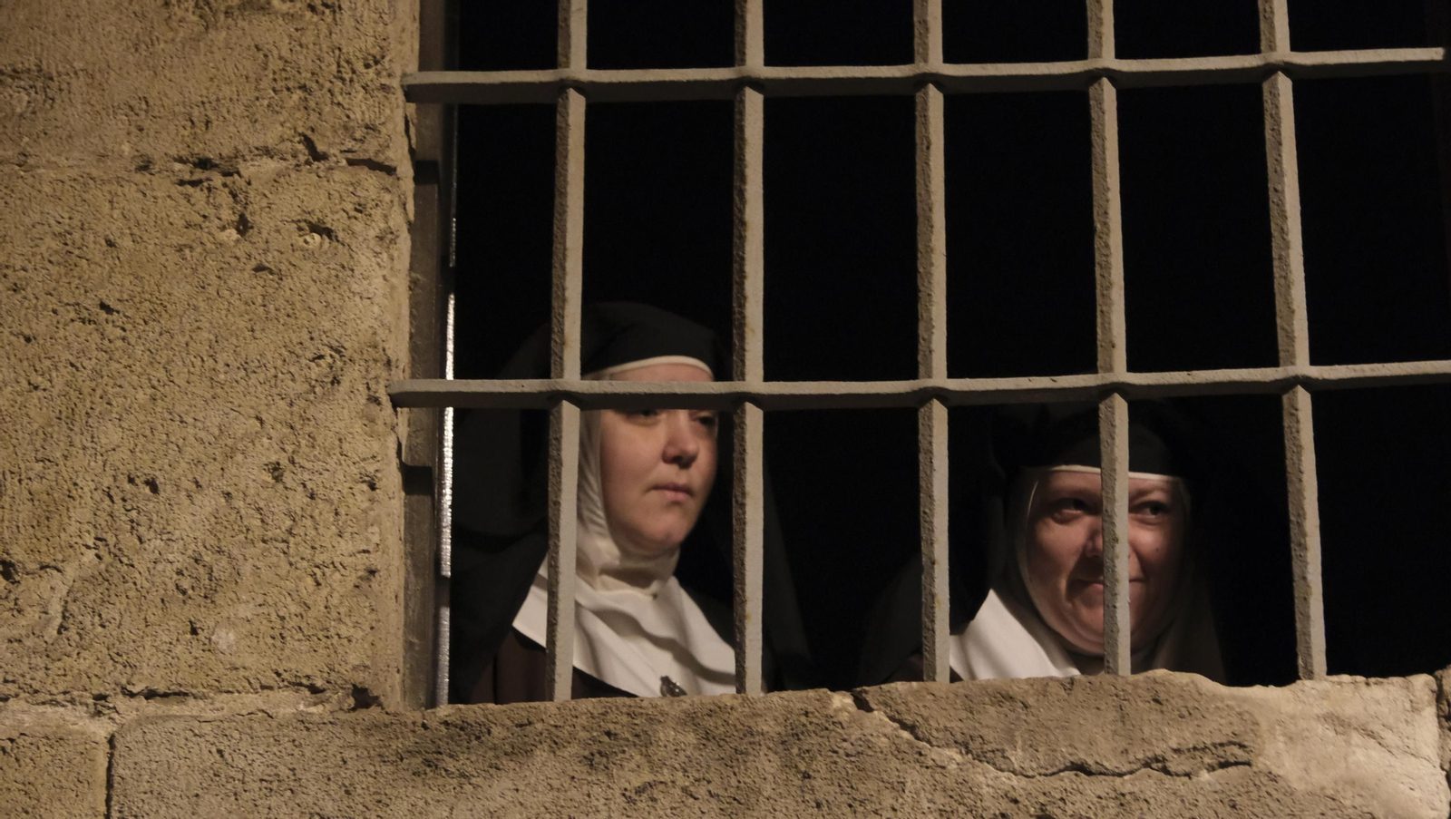 Procesión del Vía Crucis-Cristo de la Escucha en Almería, en imágenes