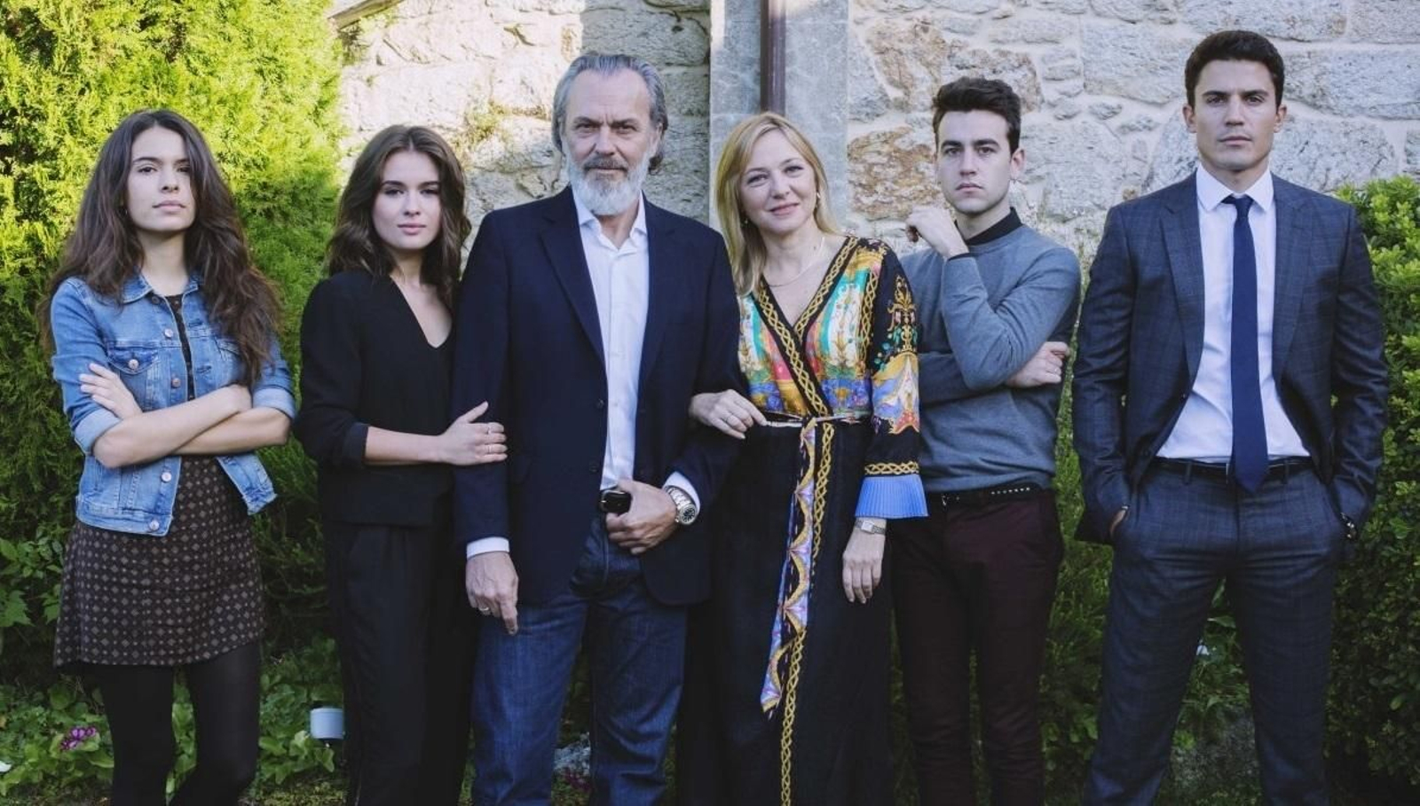 Reparto casi al completo de la nueva serie de Telecinco, 'Vivir sin permiso', que se estrena hoy.