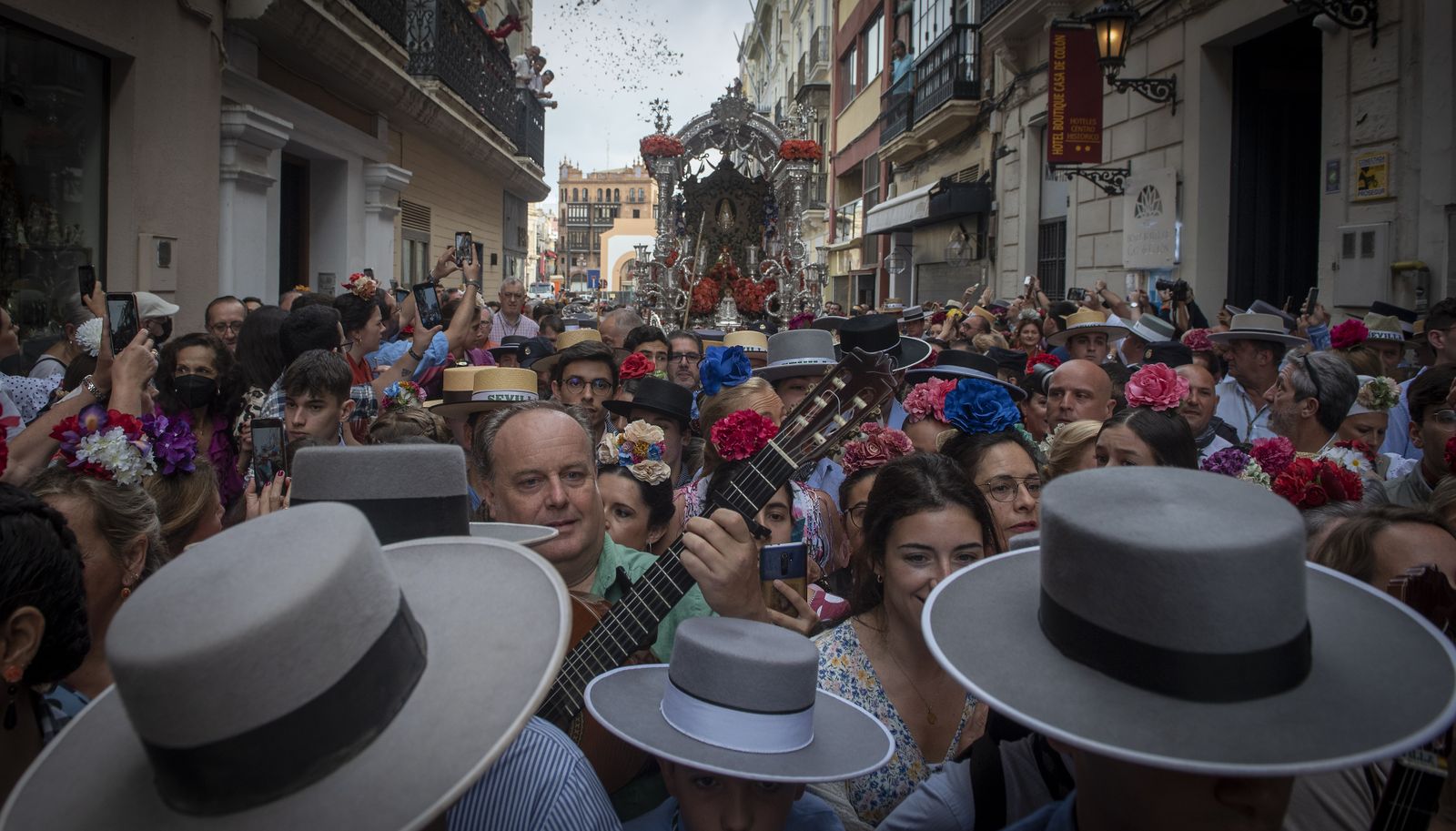 Las imágenes de la salida de la Hermandad del Rocío de Sevilla