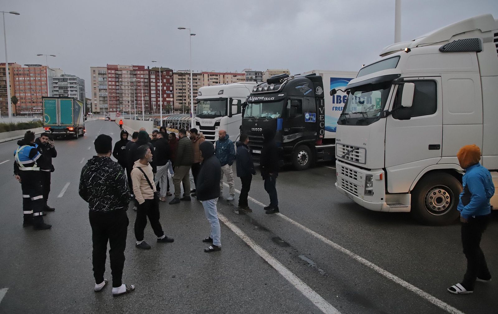 Fotos del cierre del acceso para camiones en el Puerto de Algeciras