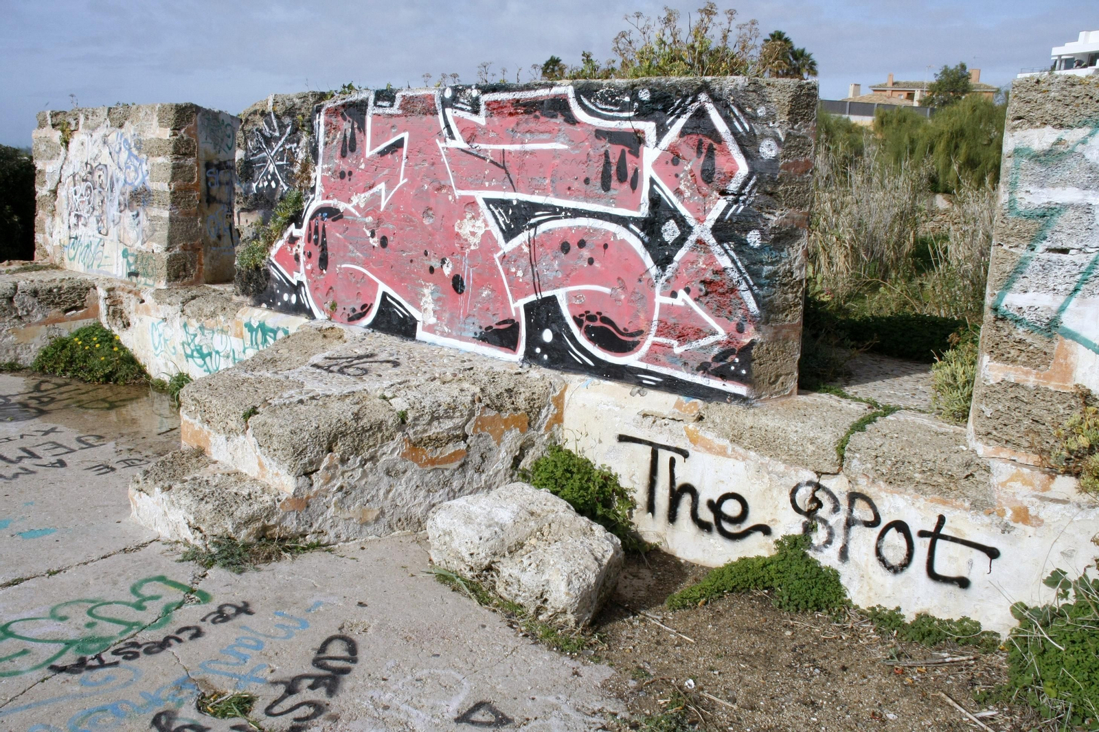 Dos imágenes del estado que presentan las murallas de Santa Catalina, un conjunto declarado BIC.