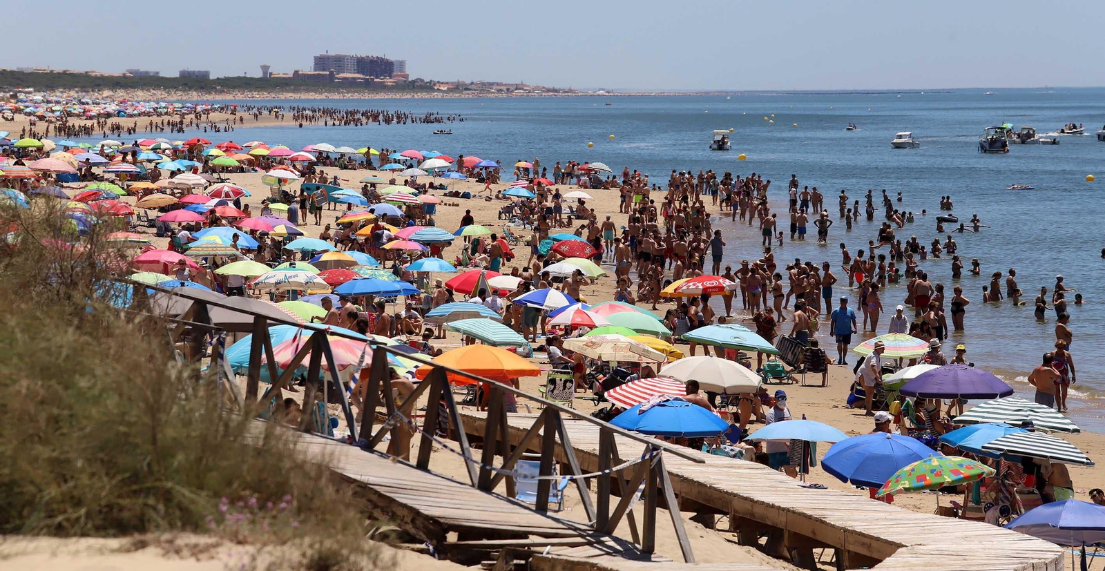 Las imágenes más destacadas del primer domingo de verano en las playas de Huelva