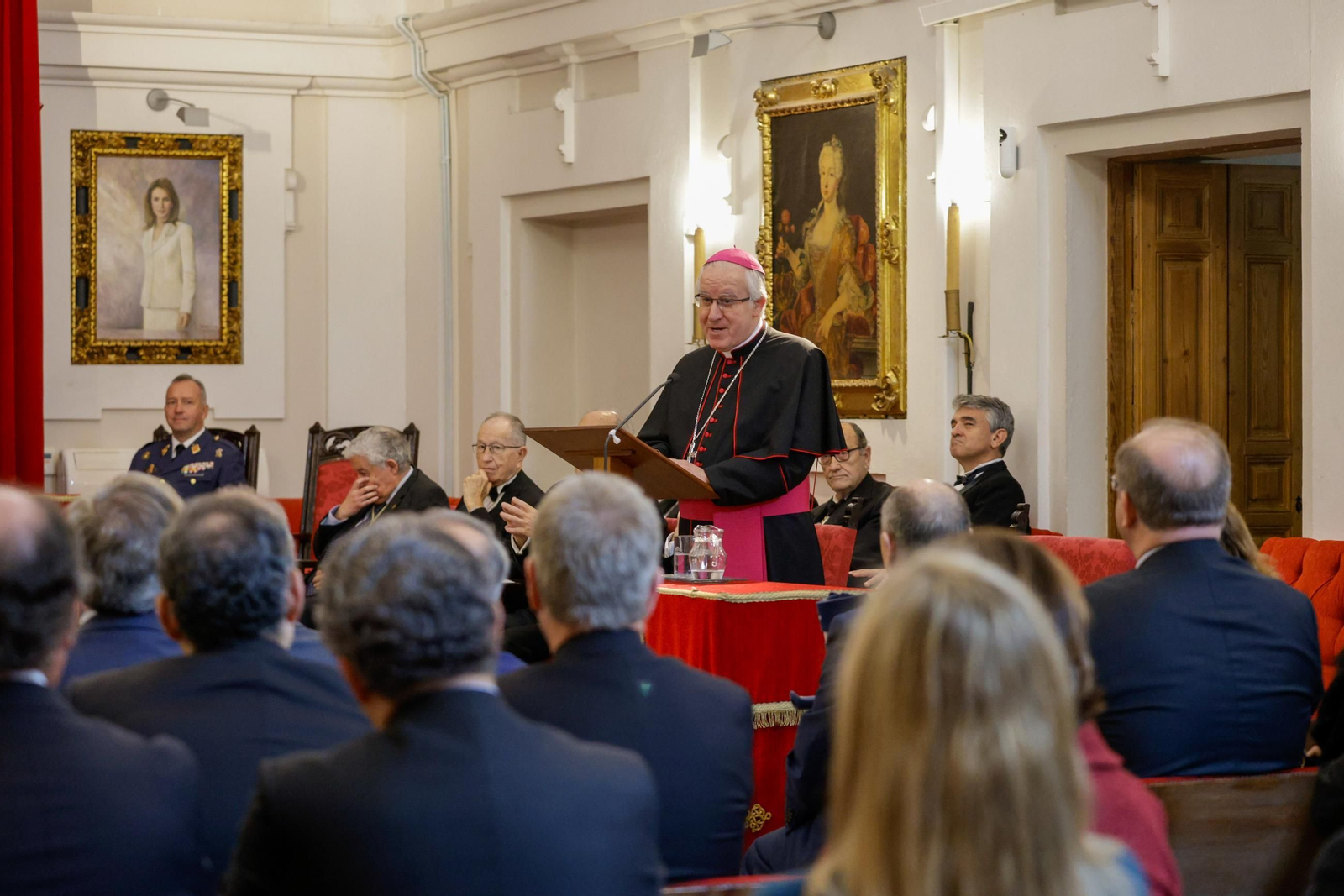 Las imágenes del ingreso como académico de Erudición en la academia de Medicina del arzobispo José Ángel Saiz Meneses