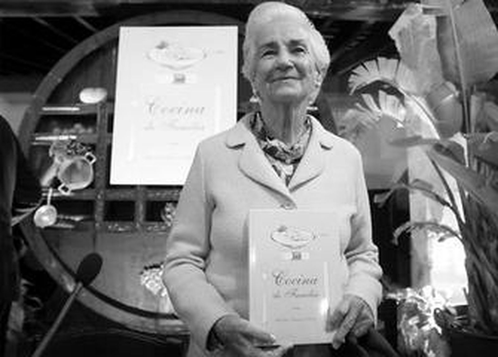 María Luisa posa con su libro antes de la presentación, ayer.