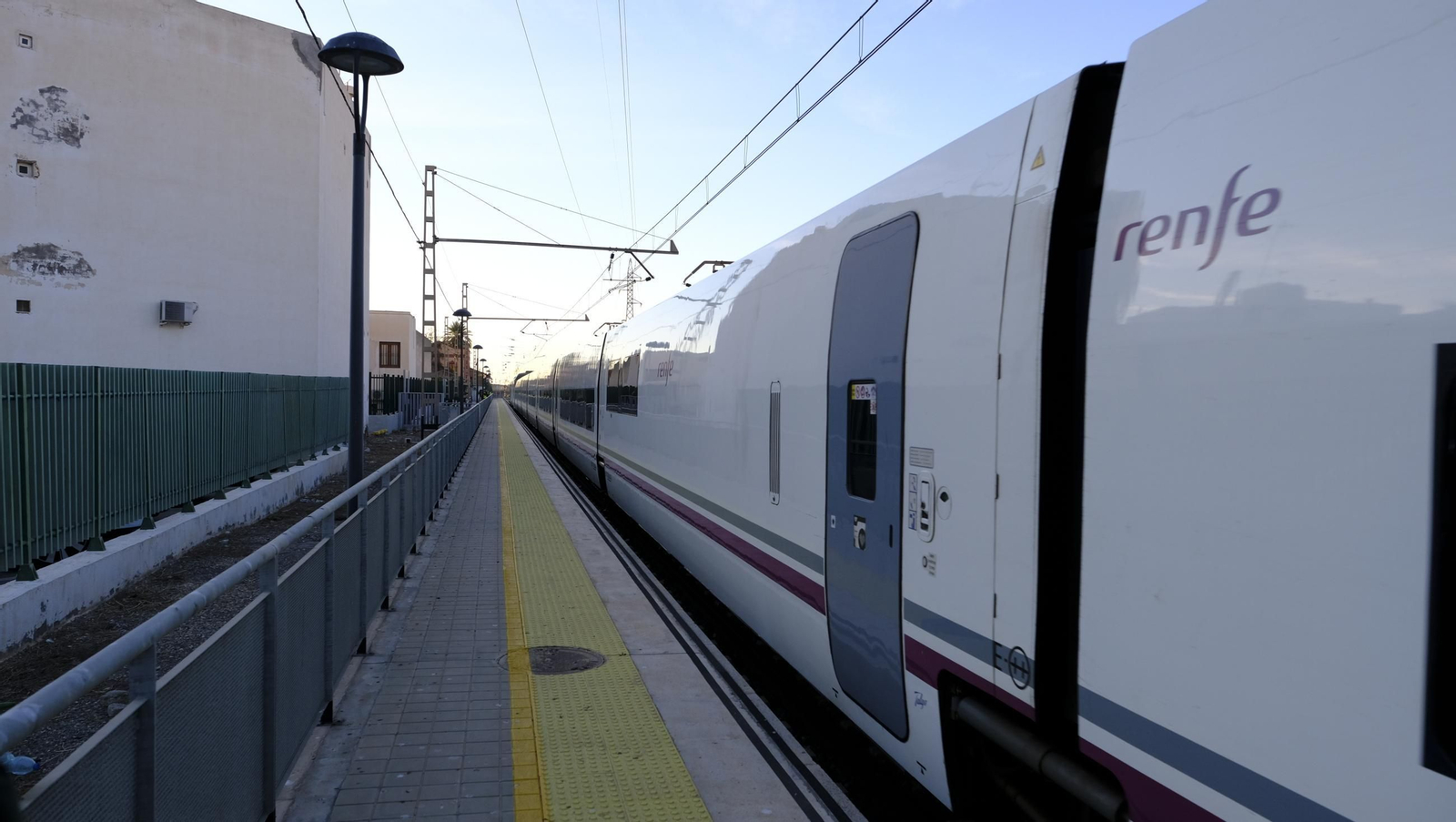 El primer Alvia de Renfe sale de la Estación de Huércal de Almería, en imágenes