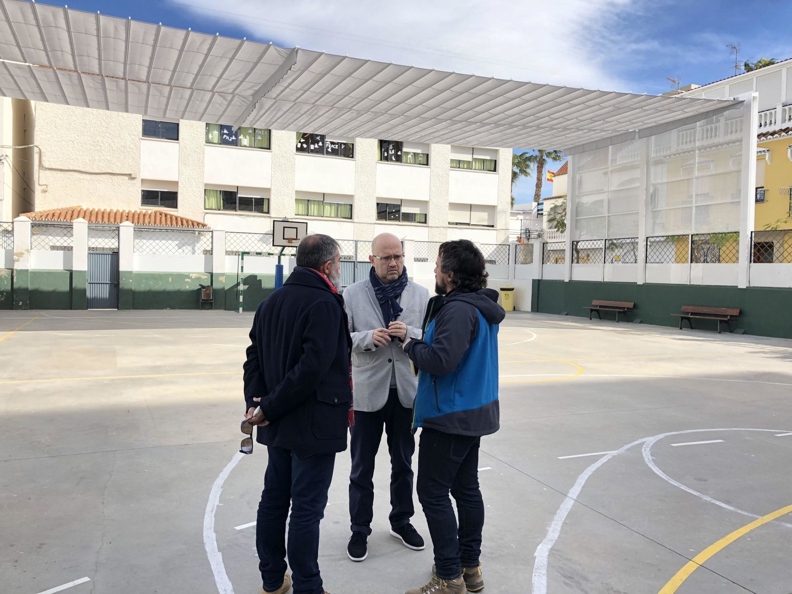 El teniente alcalde de Torre del Mar y el presidente del AMPA.