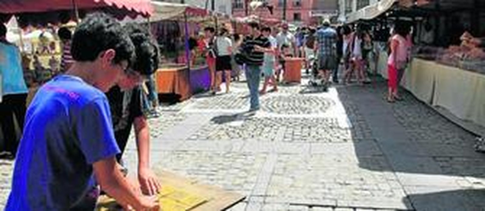 Unos pequeños interactúan con uno de los rompecabezas.