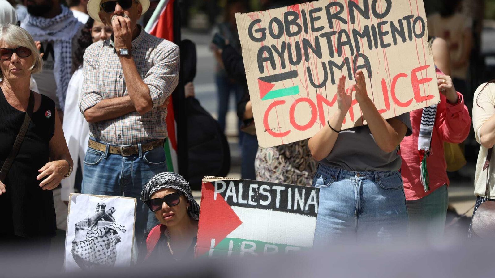 Manifestantes, este viernes, frente al Rectorado de la Universidad de Málaga.
