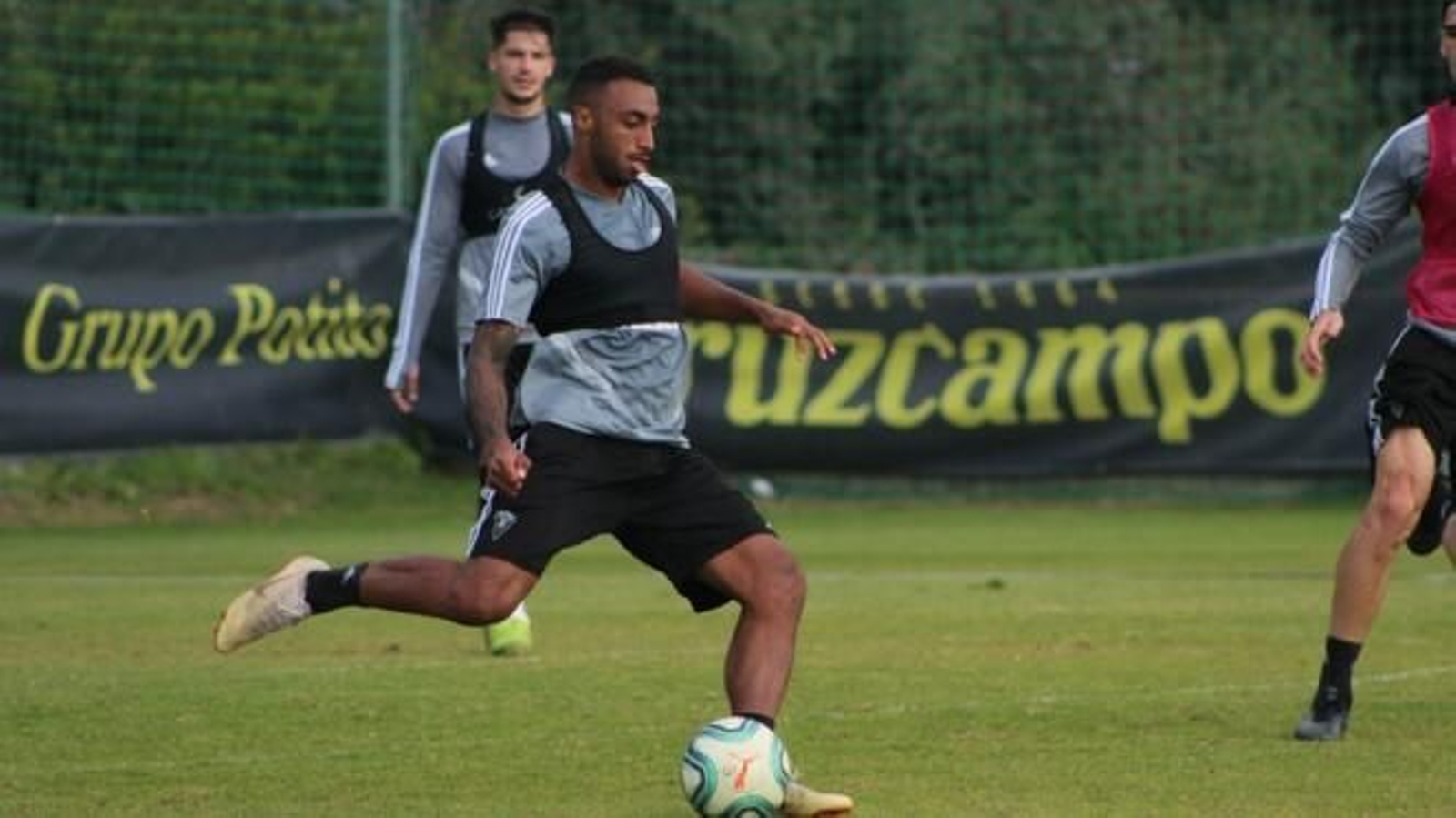 Akapo golpea el balón durante el entrenamiento desarrollado el lunes en El Rosal.
