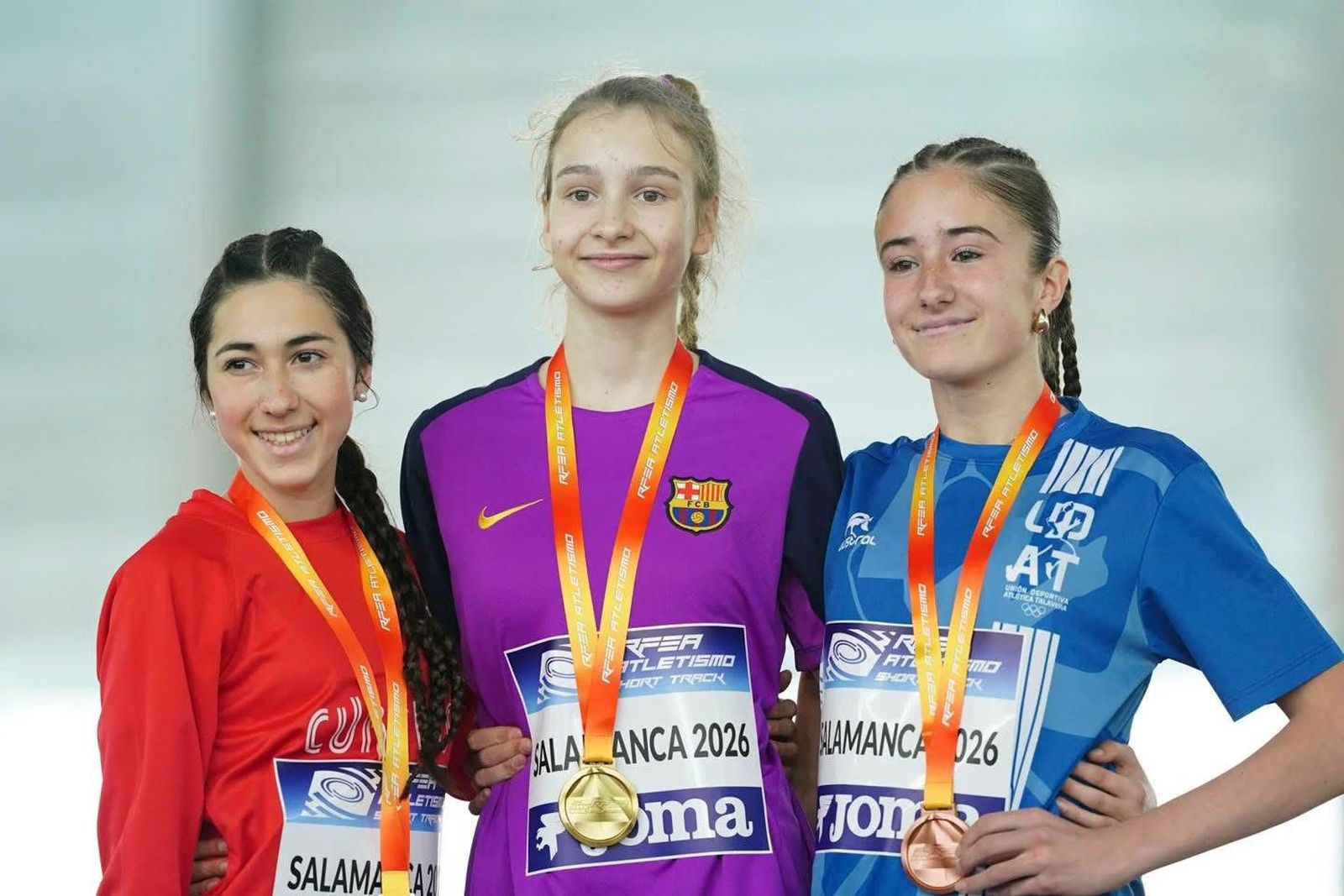 Claudia Ruiz, a la izquierda.