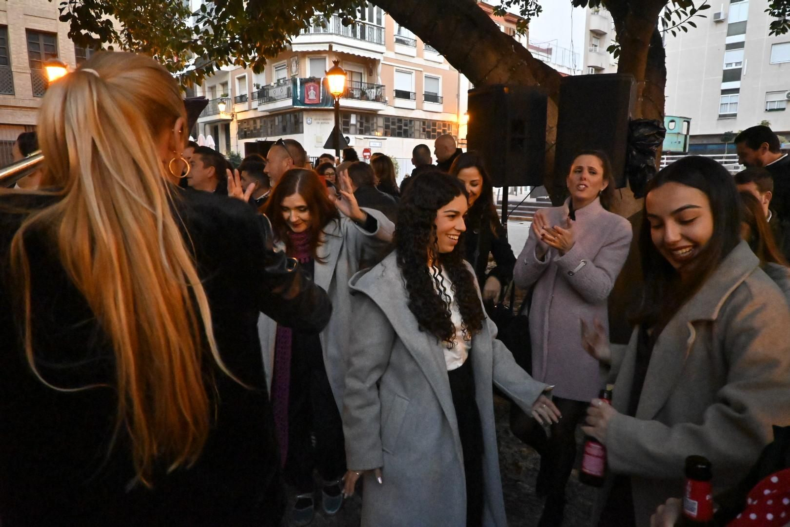 Las imágenes de la Zambomba de la Hermandad de la Esperanza en la Plaza Niña