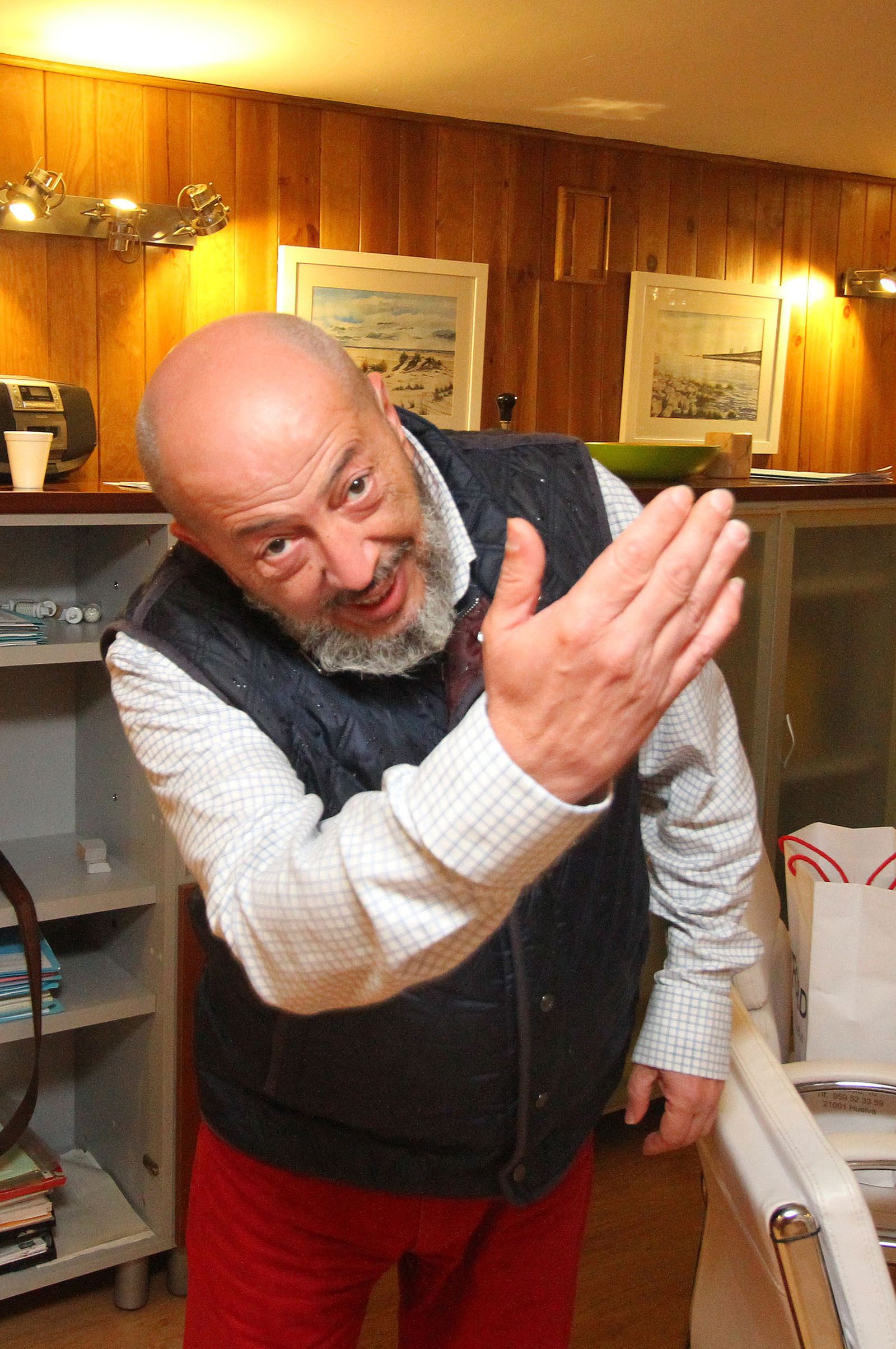 Antonio Cabezas gesticula en su despacho profesional a modo de invitación al público para participar de la fiesta.