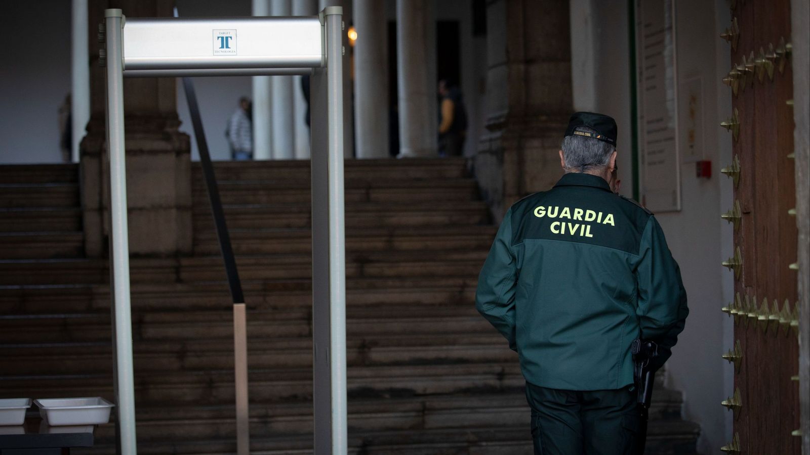 Un agente de la Guardia Civil en la Audiencia Provincial de Granada