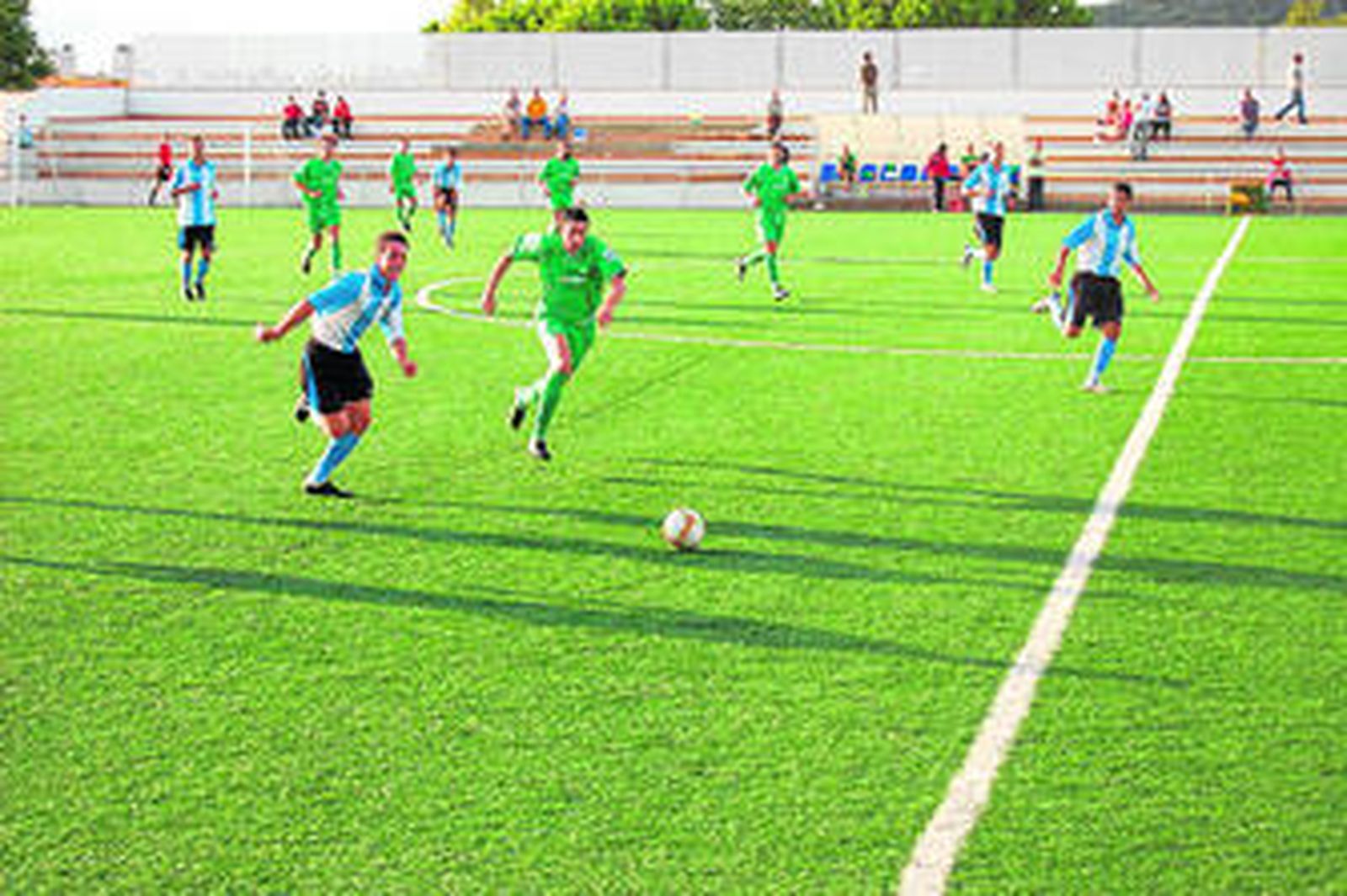 El algecireño Miguel Almagro corre ante un rival del Cortegana.