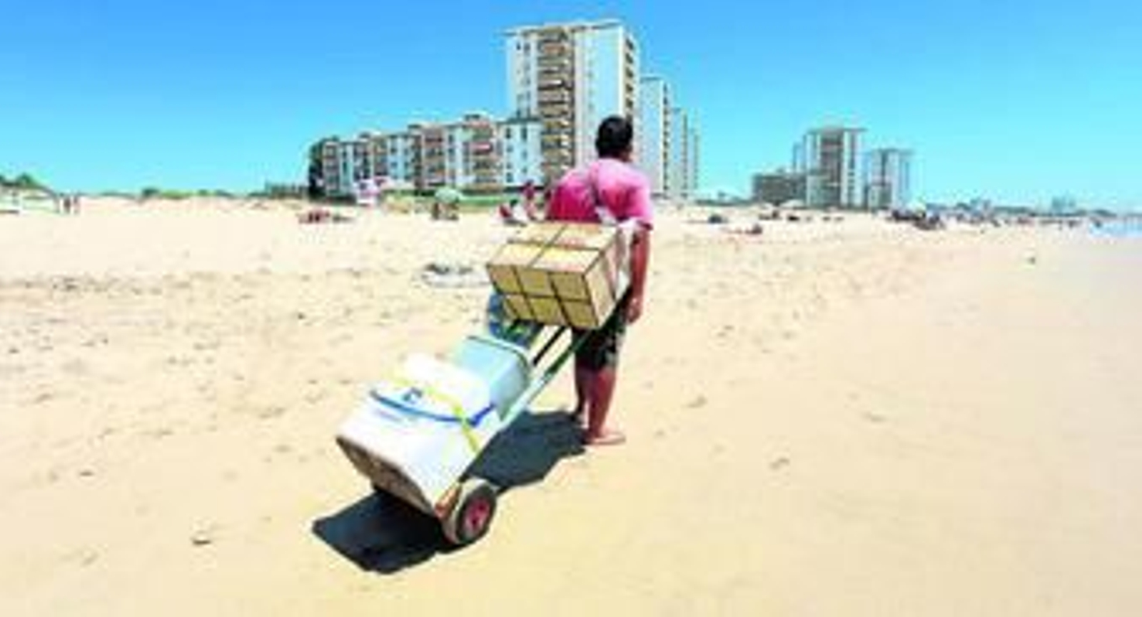 1. Una fotografía de uno de los vendedores legales de refrescos y patatas fritas tomada ayer alrededor de las 15:00 horas, cuando hacía más calor. 2. Uno de los carros de Pepe Limón durante una de sus paradas para llamar la atención de los bañistas mediante su bocina. 3. Dos vendedores ofreciendo ayer pasteles traídos desde Jerez por toda la playa, sin autorización municipal. REPORTAJE GRÁFICO: FERNÁNDEZ HORTELANO 1. Una fotografía de uno de los vendedores legales de refrescos y patatas fritas tomada ayer alrededor de las 15:00 horas, cuando hacía más calor. 2. Uno de los carros de Pepe Limón durante una de sus paradas para llamar la atención de los bañistas mediante su bocina. 3. Dos vendedores ofreciendo ayer pasteles traídos desde Jerez por toda la playa, sin autorización municipal. REPORTAJE GRÁFICO: FERNÁNDEZ HORTELANO