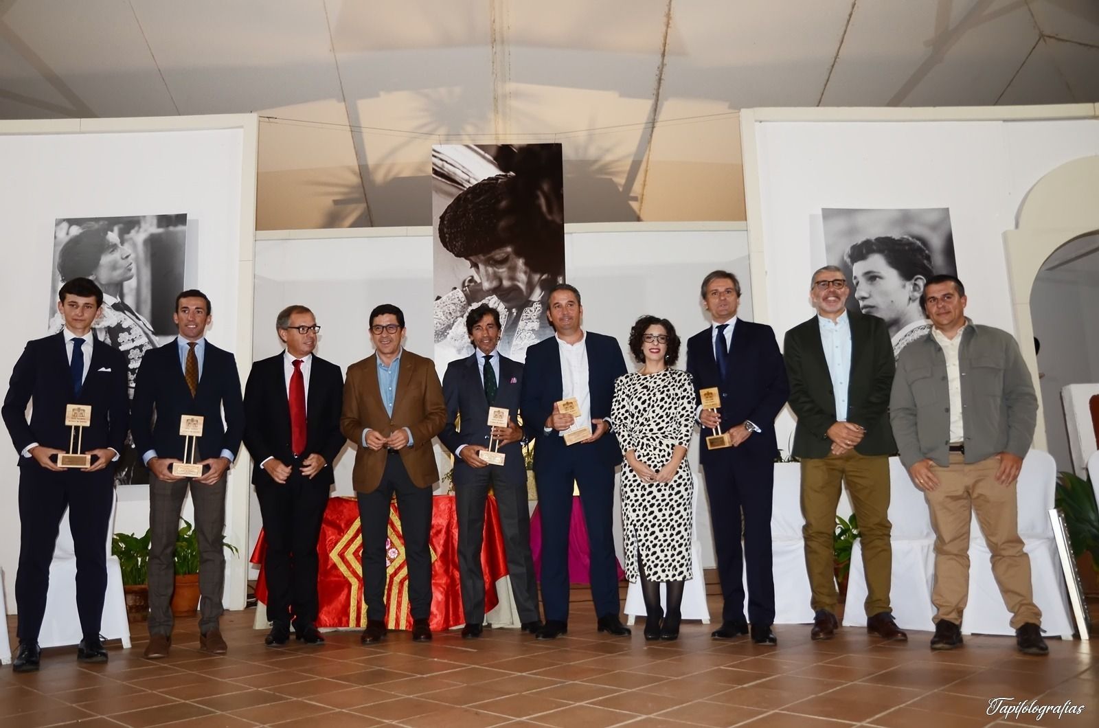 Foto de familia de premiados y autoridades.