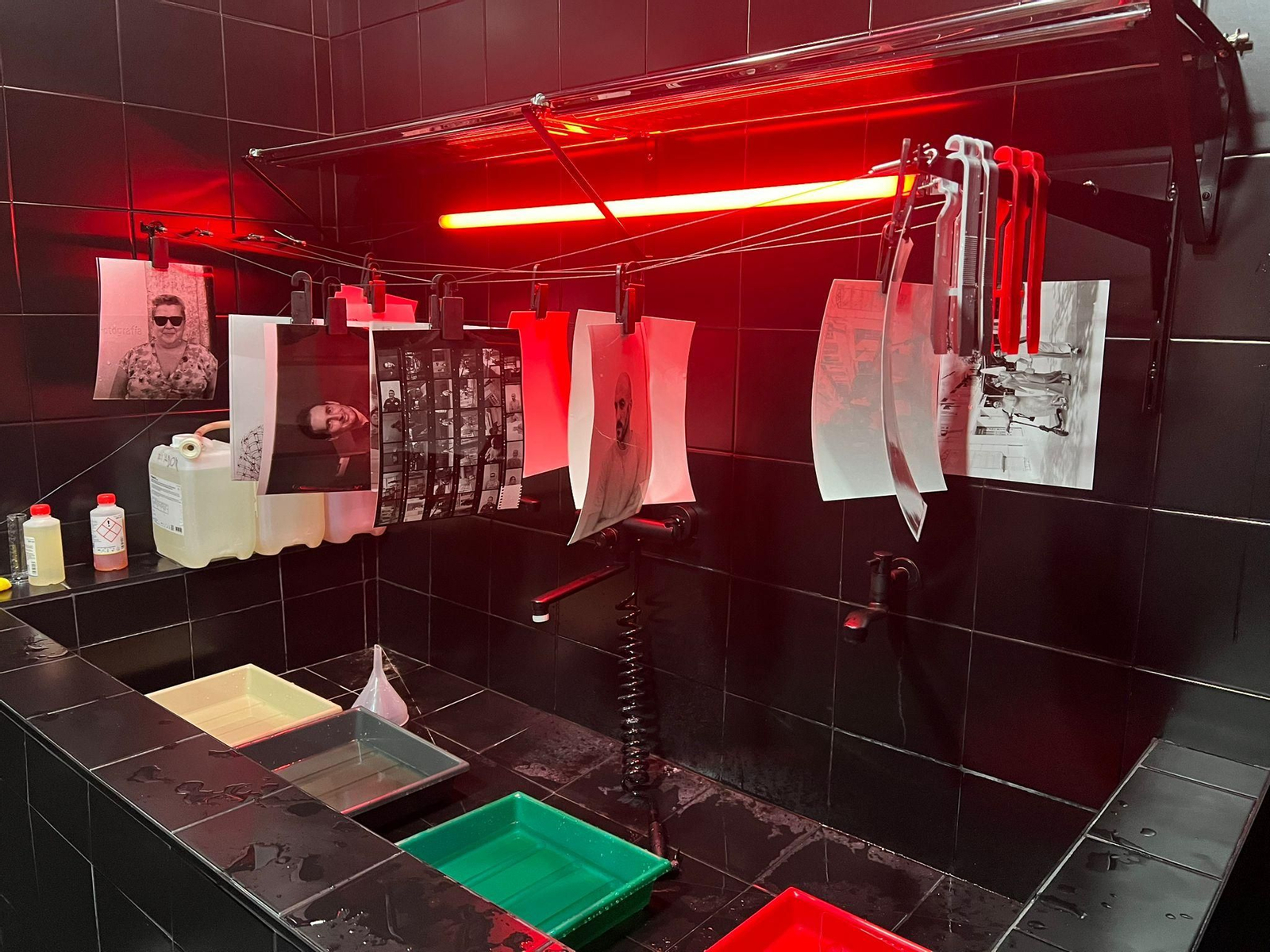 El nuevo laboratorio del Centro Andaluz de la Fotografía se estrenó ayer un taller básico de revelado.