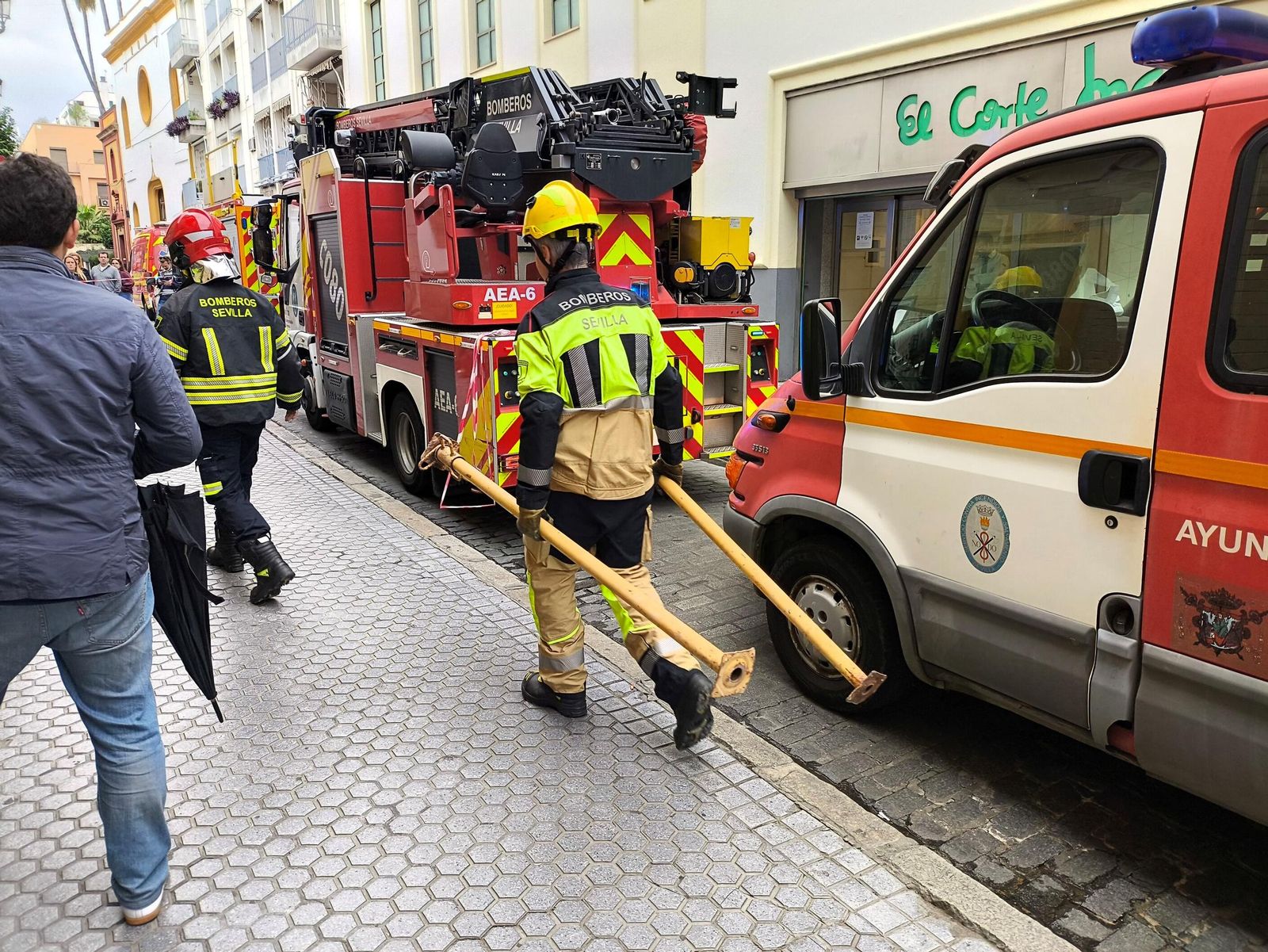 Fotos del incendo en la iglesia de San Antonio Abad, sede de la hermandad del Silencio