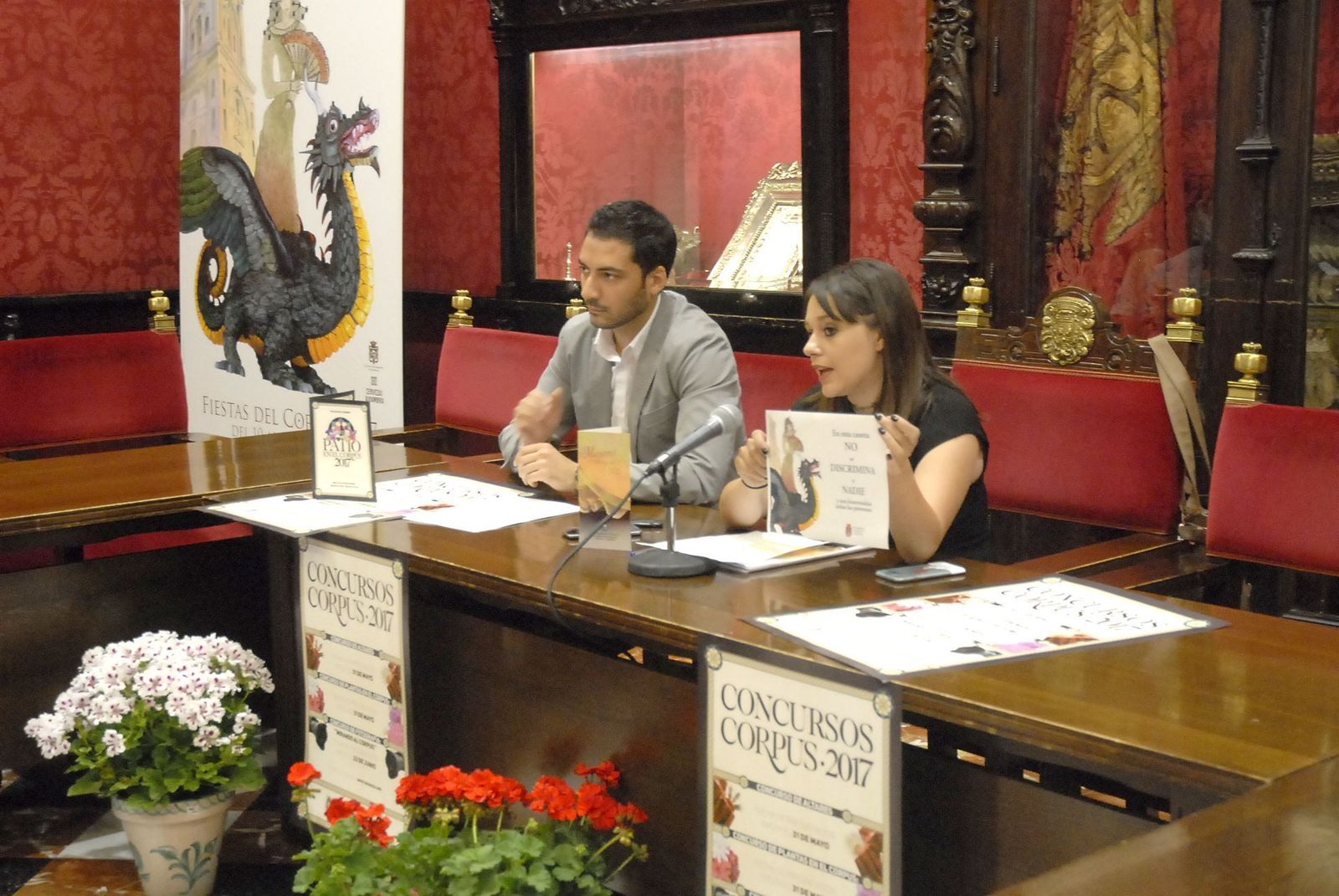 La concejal de Derechos Sociales y el concejal de Deportes, durante la presentación, ayer de las actividades del Corpus 2017.