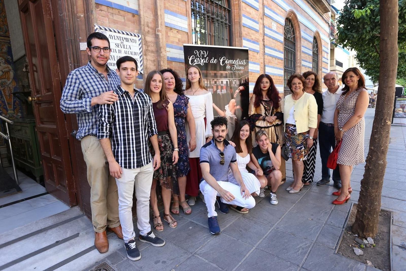 Representantes de las compañías y organizadores, en el Distrito Triana, donde se ha presentado la XIV edición.