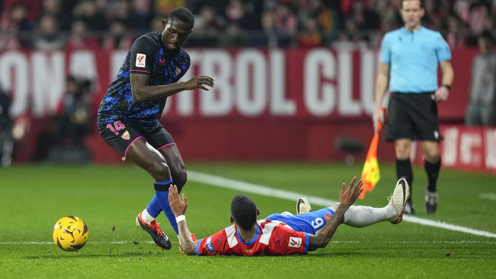 Nianzou derriba a Sávio en una acción del partido.