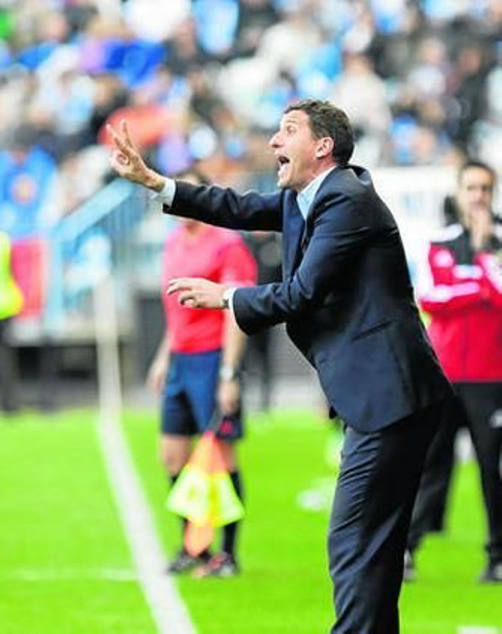 Javi Gracia se dirige con vehemencia a sus futbolistas.