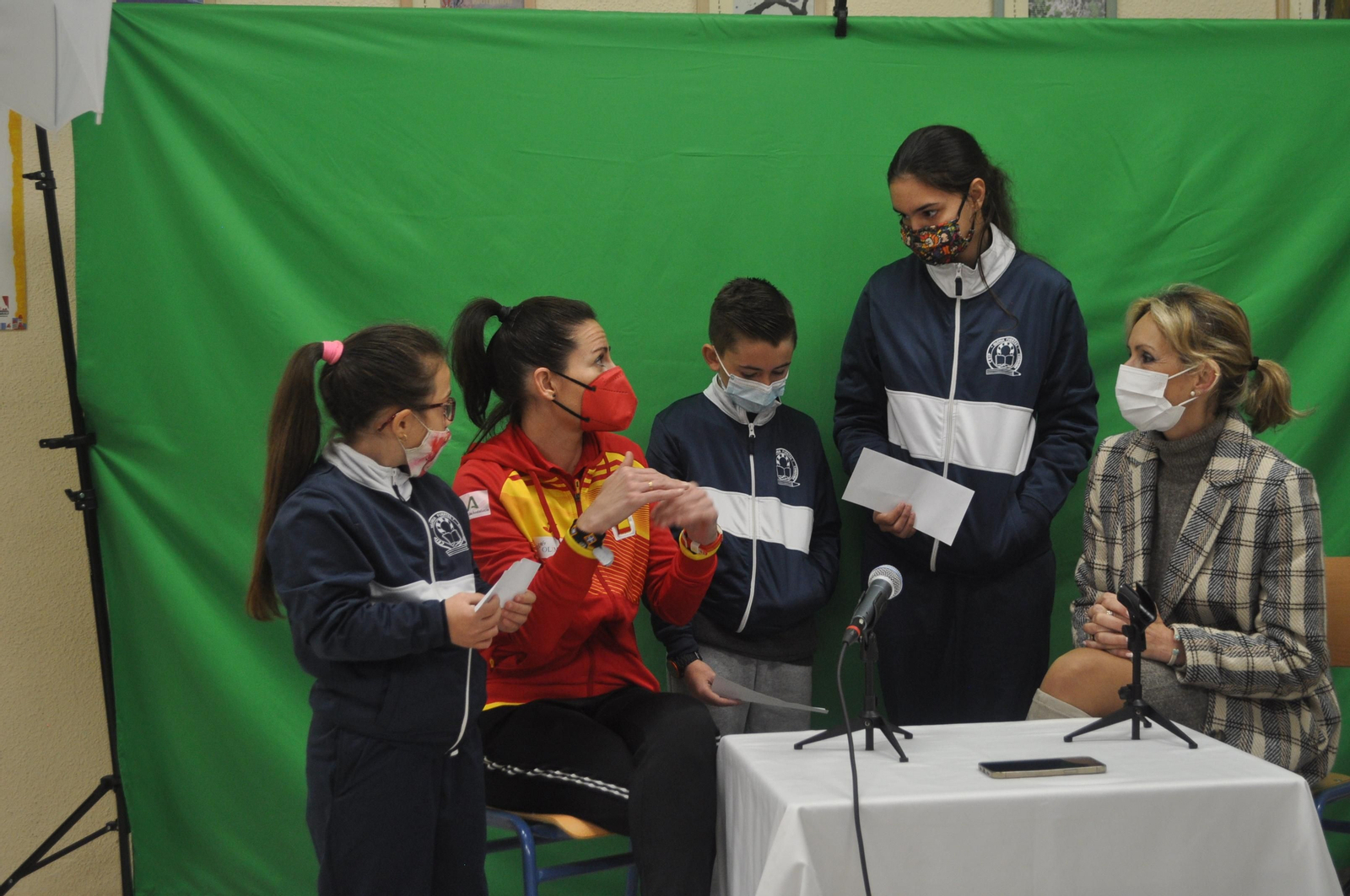 La taekwondista Muriel Bujalance y la delegada de Educación, Inmaculada Troncoso.