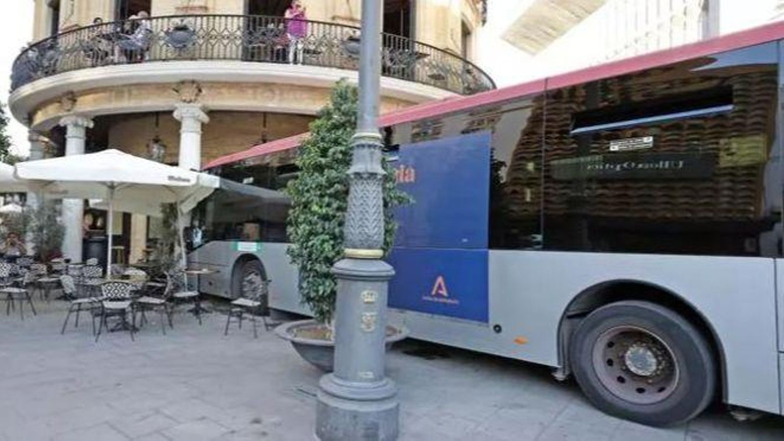 El autobús empotrado en el Gallo Azul, en noviembre de 2022.