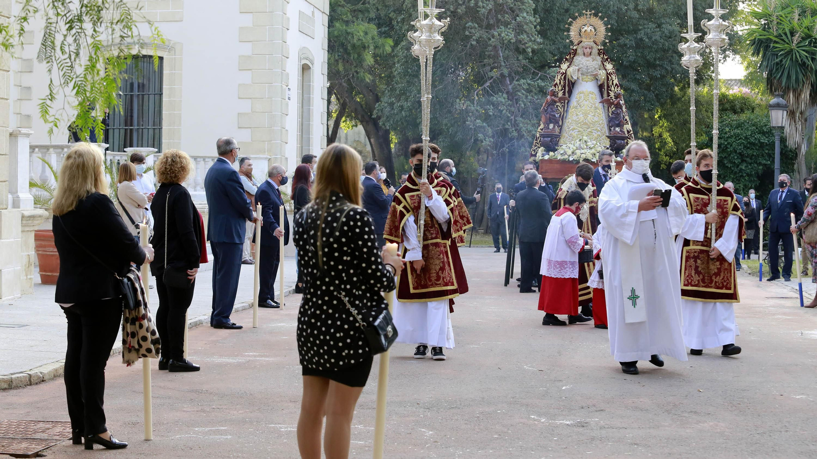 Imágenes del rosario de la Aurora de la Candelaria por los jardines de la Atalaya
