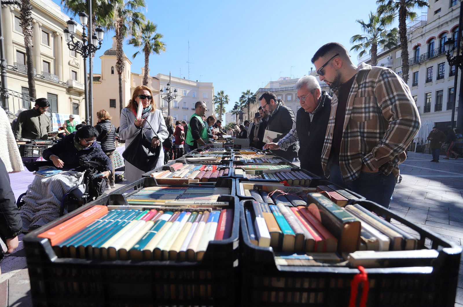 Imágenes del mercadillo de Ayre Solidario en la Plaza de las Monjas