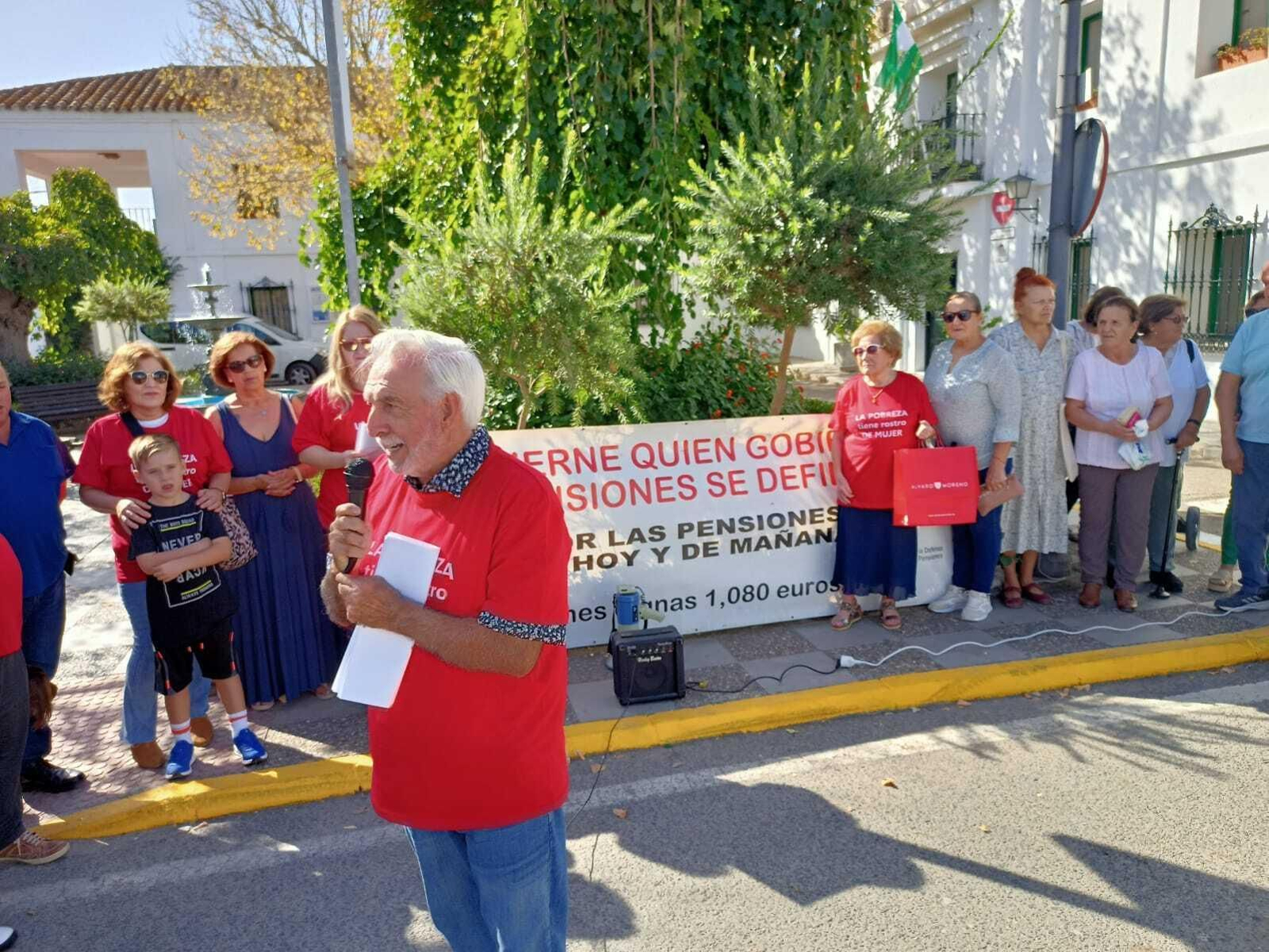 Juan Antonio Rodríguez Pavón, portavoz de la Coordinadora Andaluza por la Defensa de las Pensiones,  durante la lectura del manifiesto el 15 de octubre en La Barca.