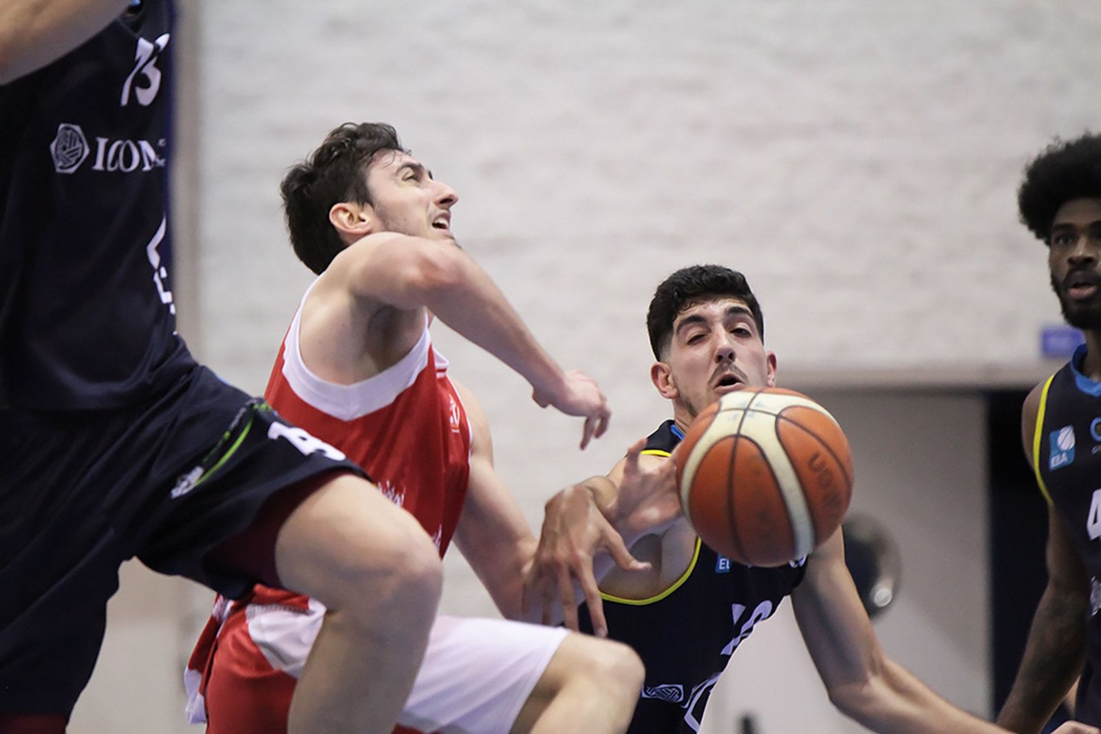 Una jugada del partido de auer en el Moisés Ruiz.