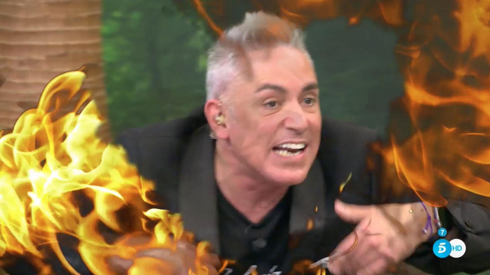 Kiko Hernández envuelto por un corazón de fuego en Sálvame