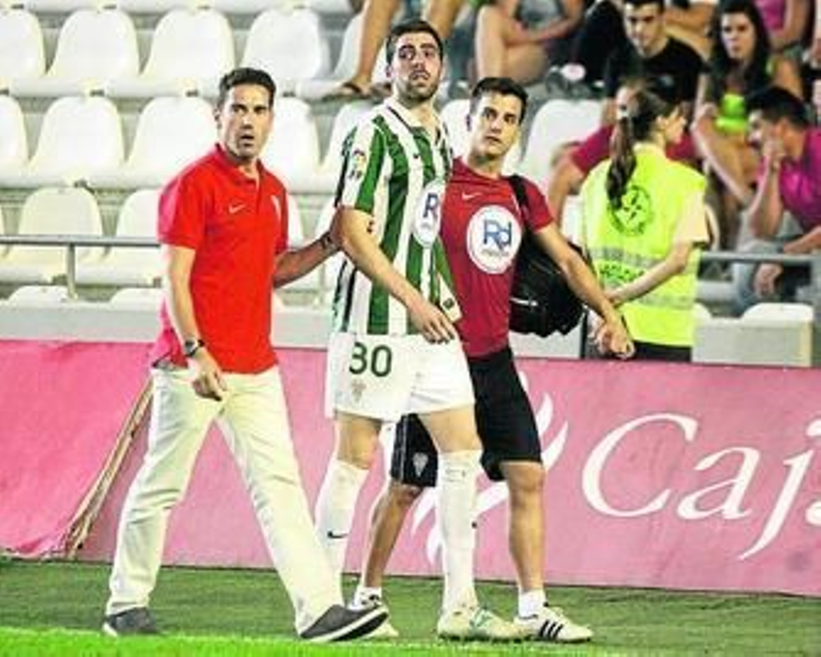 Rafa Gálvez (30) abandona el césped durante un partido con el primer equipo.