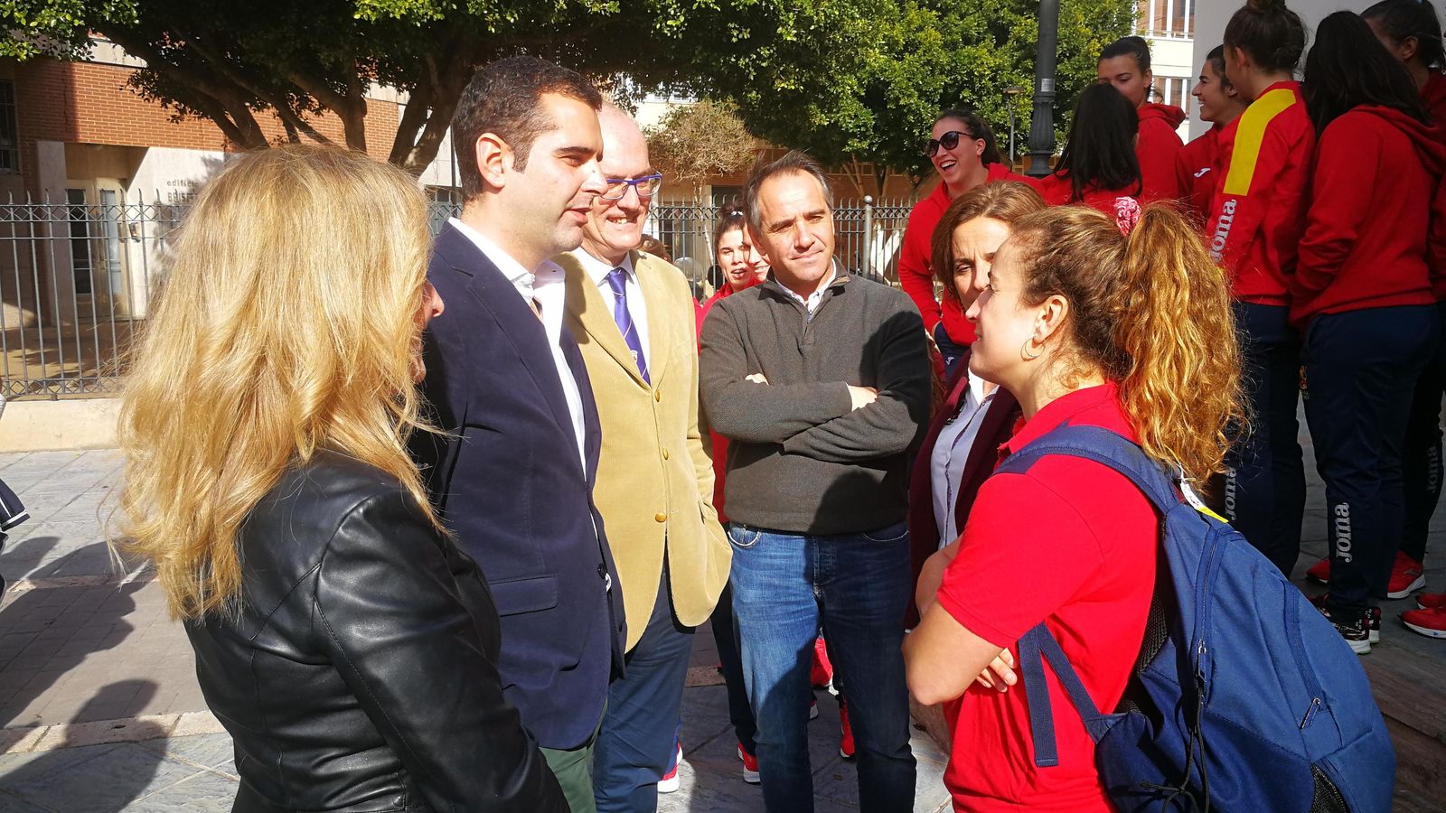 La capitana charlando con el alcalde.