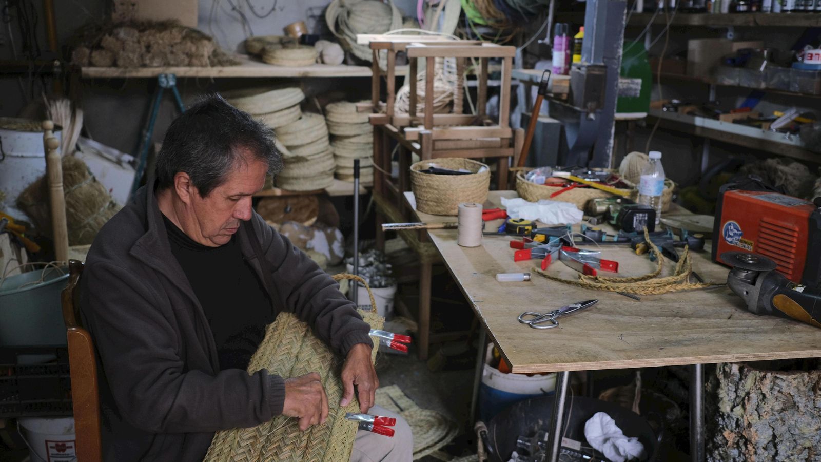 Un artesano trabajando con esparto.