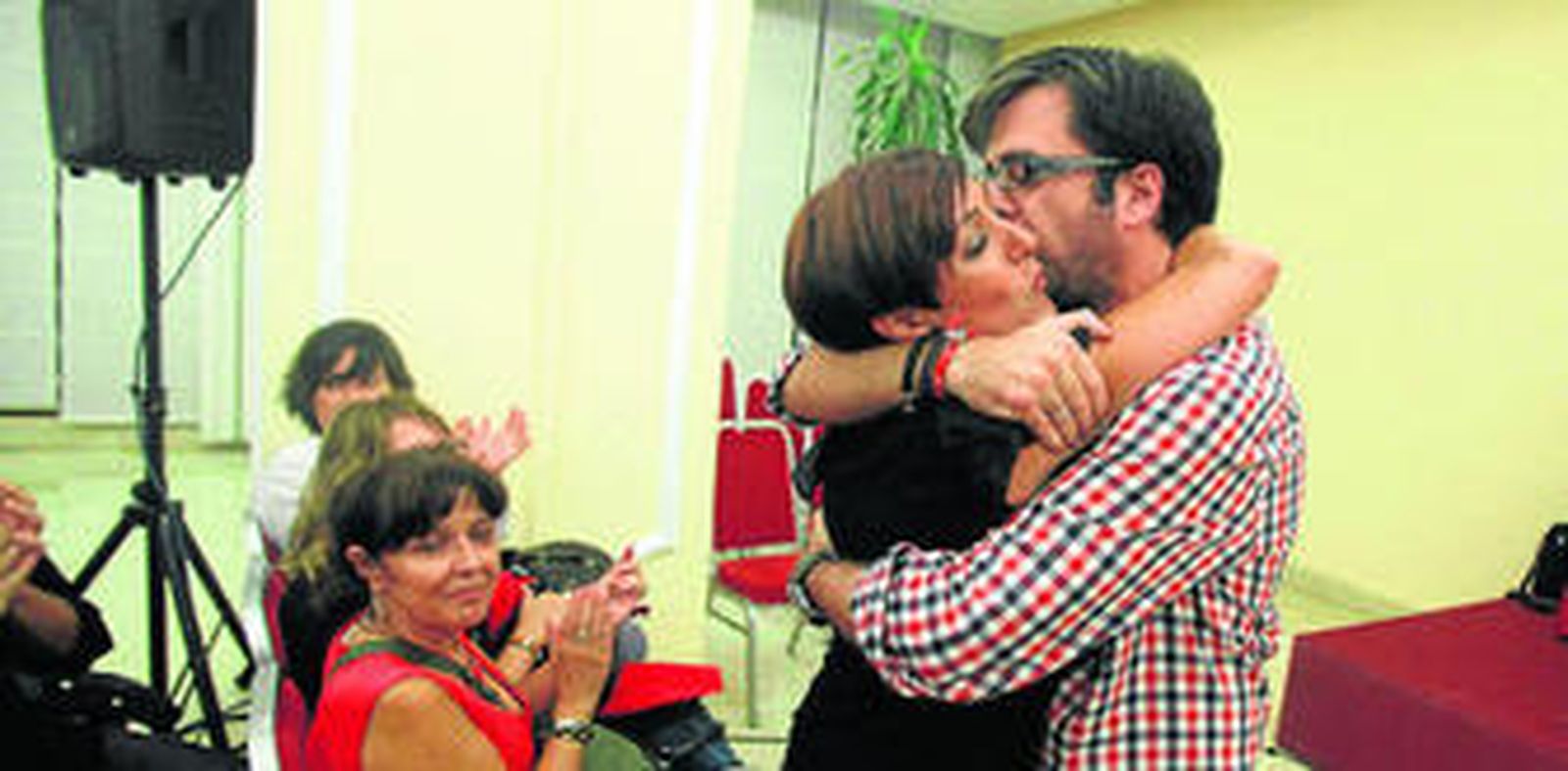 Fran González y Marta Meléndez se funden en un abrazo tras darse a conocer los resultados de la asamblea del PSOE.