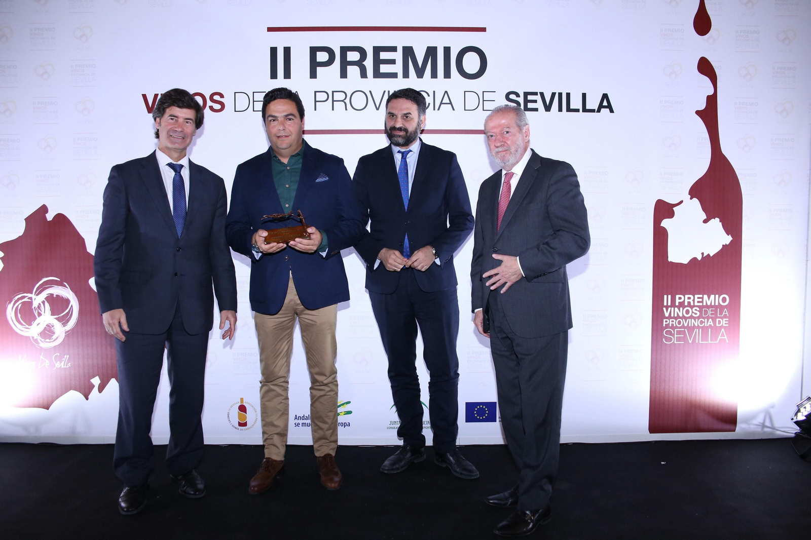 El presidente Villalobos, el consejero de Turismo y el presidente de la CES junto al premiado de Bodega La Margarita.