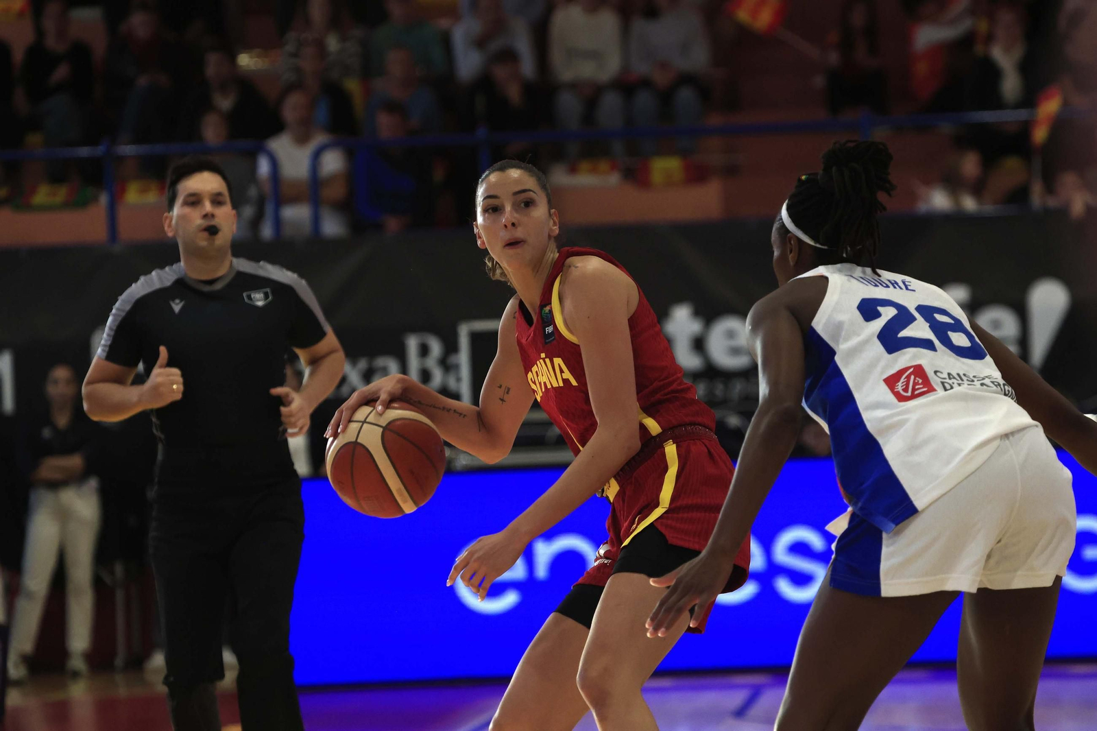 Fotos del partido y ambiente en el España-Francia del Torneo Internacional de Baloncesto Femenino en La Línea