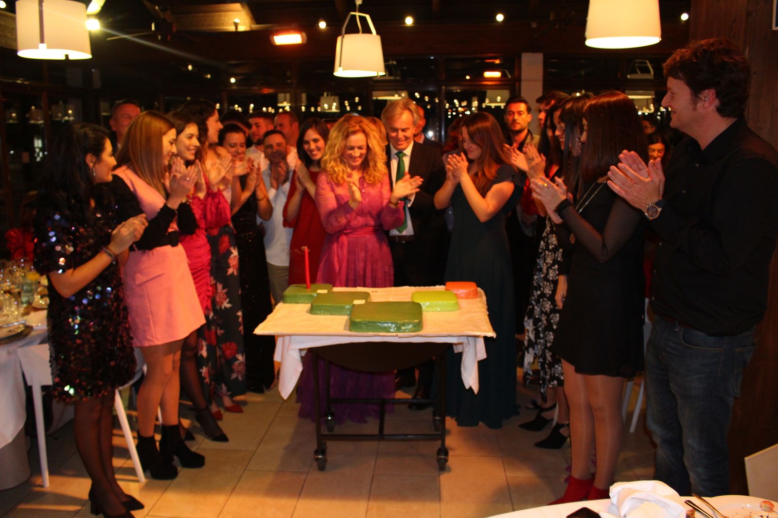 La plantilla de Vellsam, con María Zamora al frente, a punto de cortar la tarta que puso la guinda a la celebración del 20 aniversario.